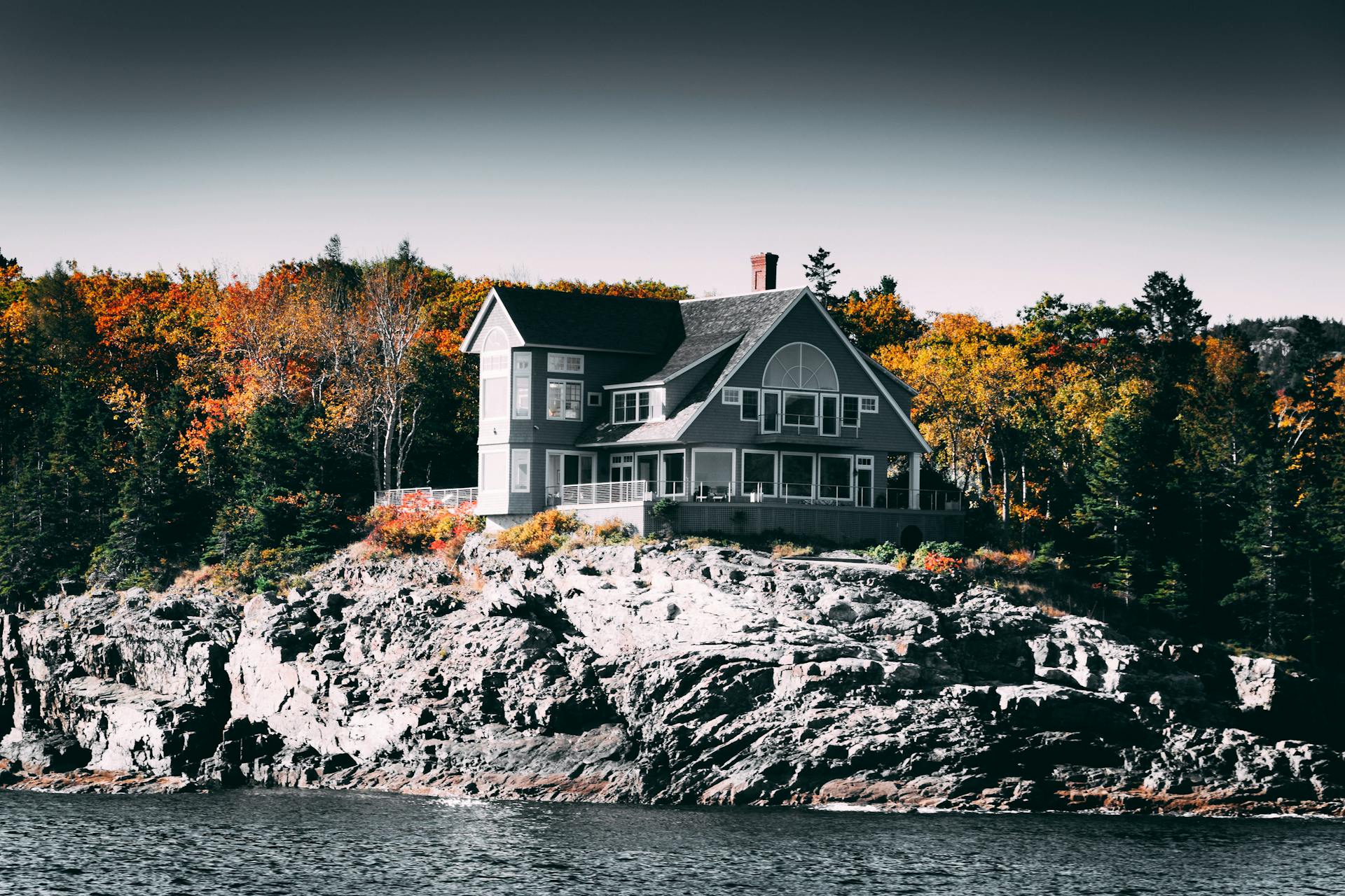 Una casa impresionante enclavada en un paisaje pintoresco | Fuente: Pexels