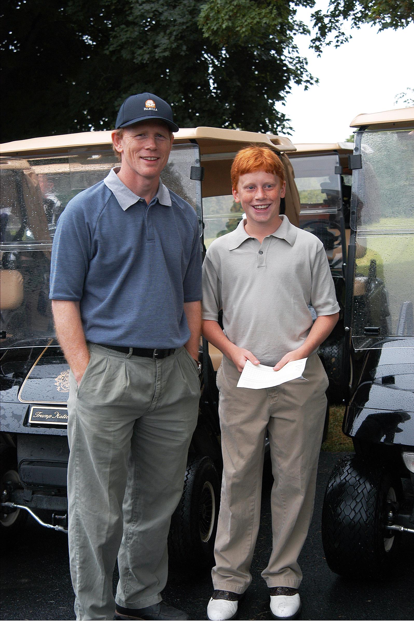 Un director de Hollywood y su hijo presentes para jugar una partida de golf durante las celebraciones de inauguración del Trump National Golf Club el 27 de julio de 2002 | Fuente: Getty Images