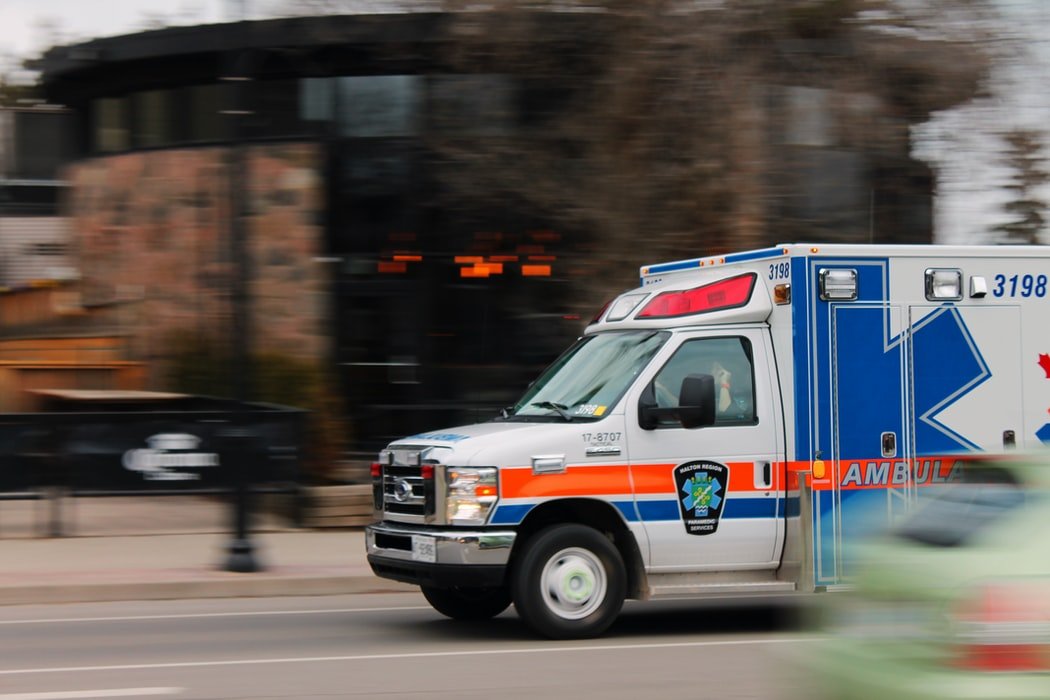 Una ambulancia trasladándose rápidamente. | Foto: Unsplash