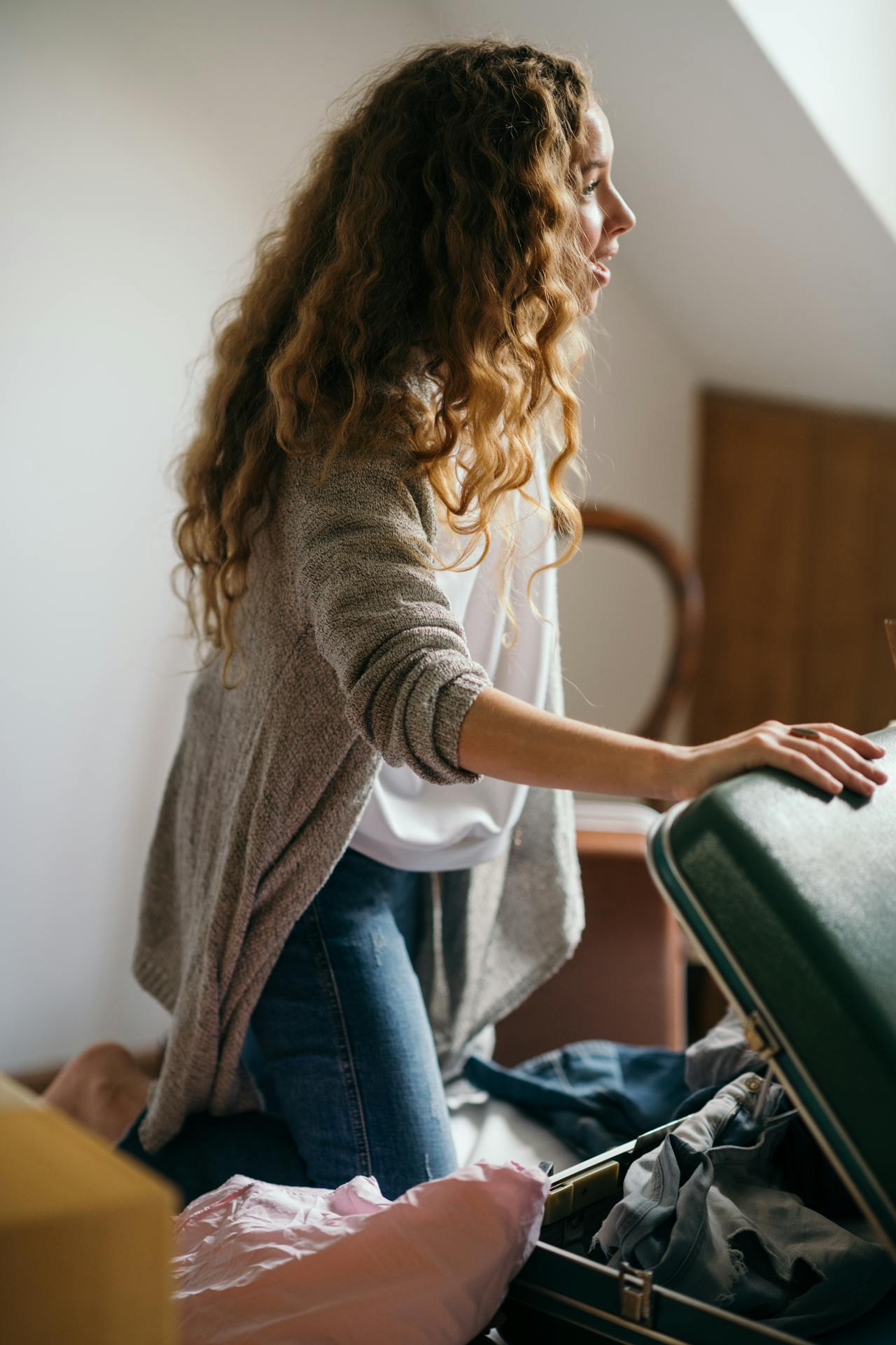 Una mujer haciendo la maleta | Fuente: Pexels