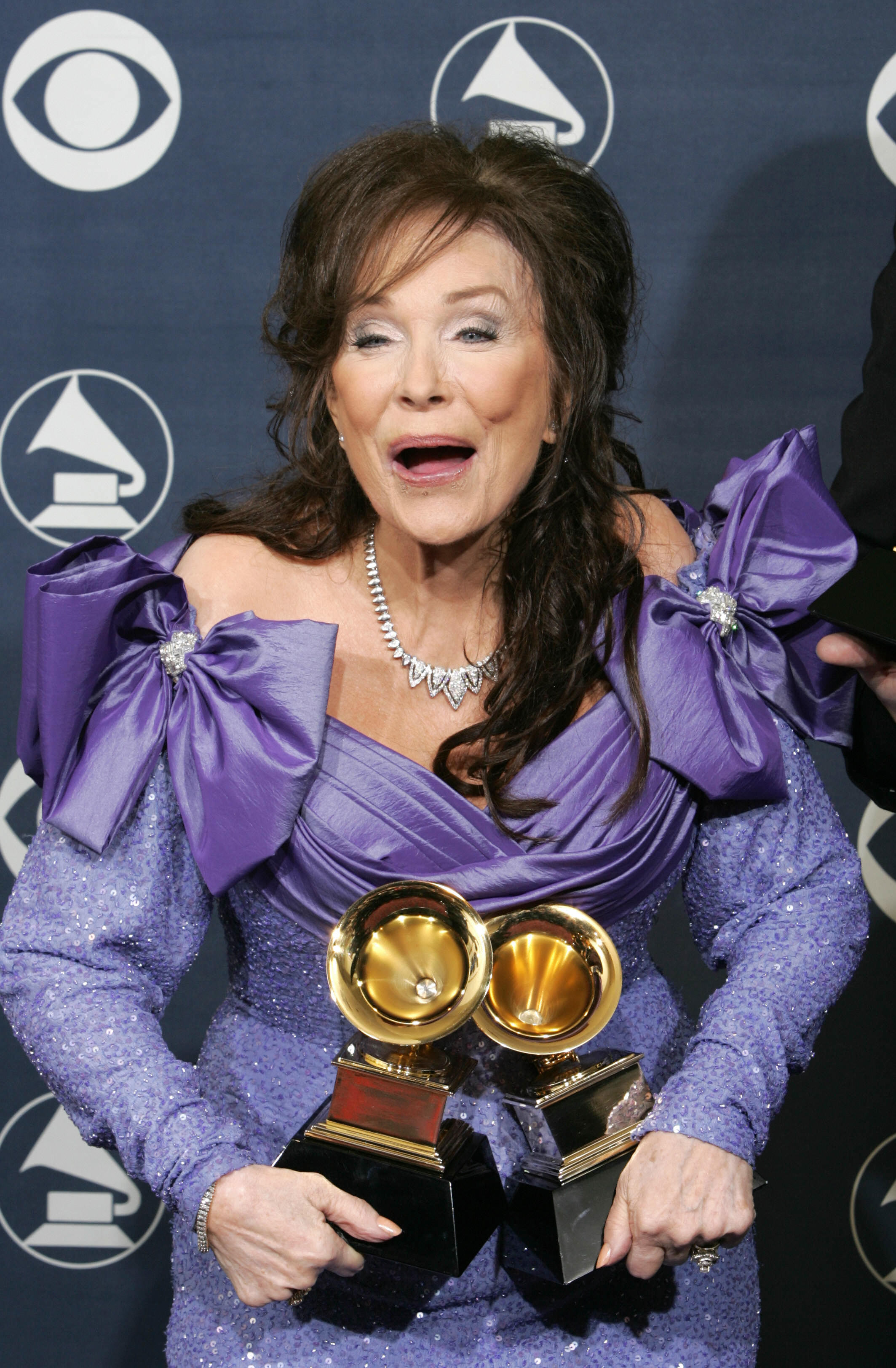 Loretta Lynn posa con los premios que ganó en la ceremonia de los Grammy en Los Ángeles el 13 de febrero de 2005. | Foto: Getty Images