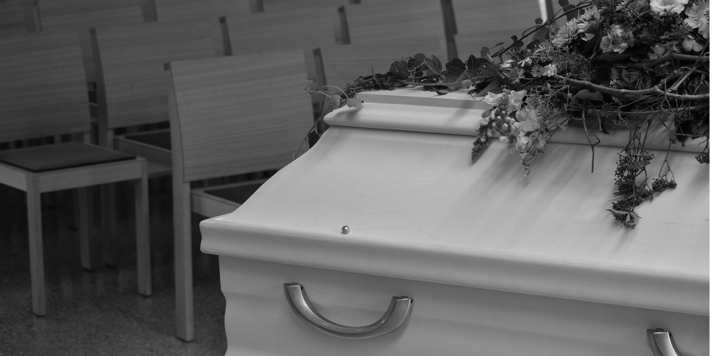 Un primer plano en blanco y negro de un ataúd | Fuente: Pexels
