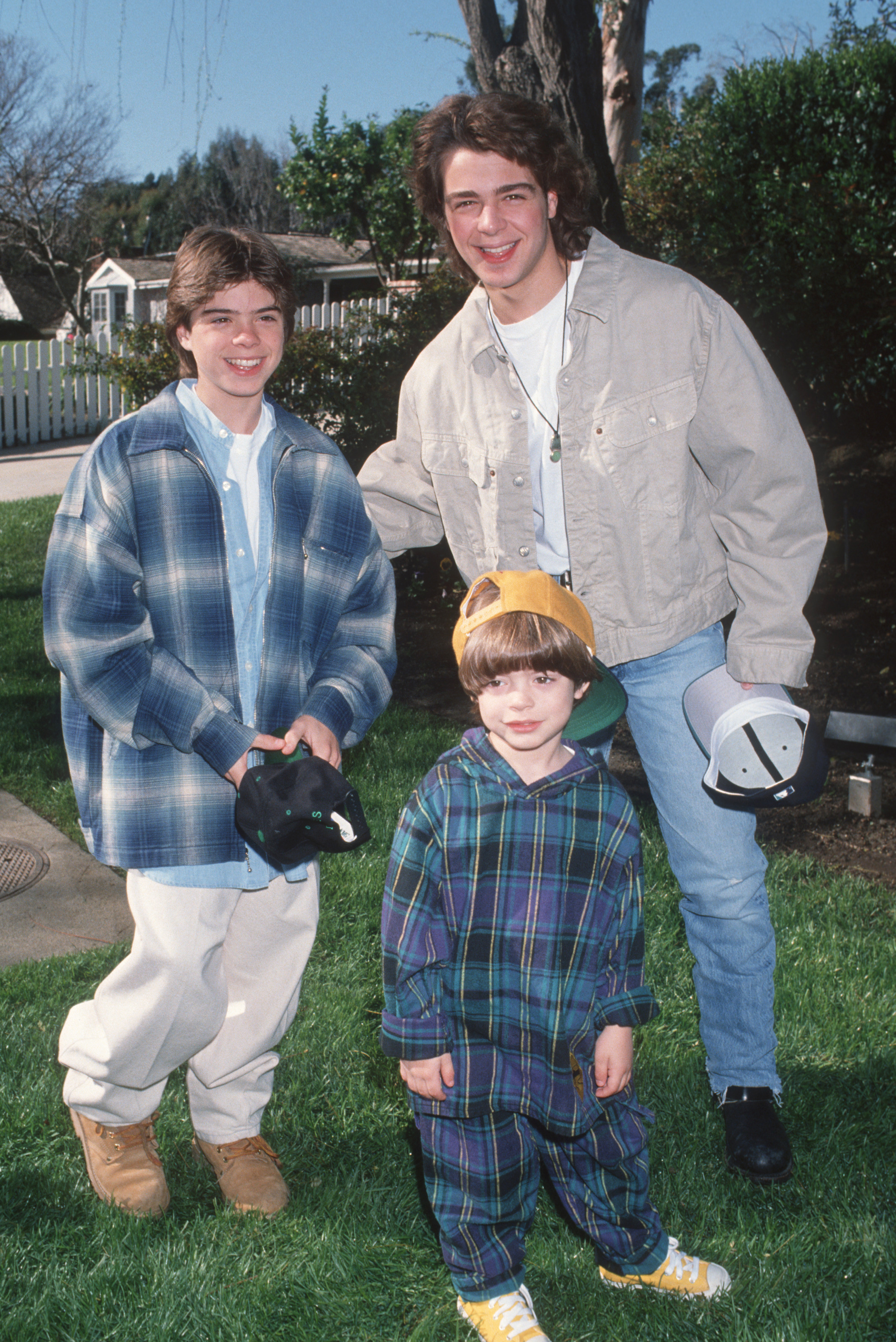 Matthew, Andrew y Joey Lawrence fotografiados en el 11º Día Anual de los Famosos el 6 de marzo de 1993 | Fuente: Getty Images