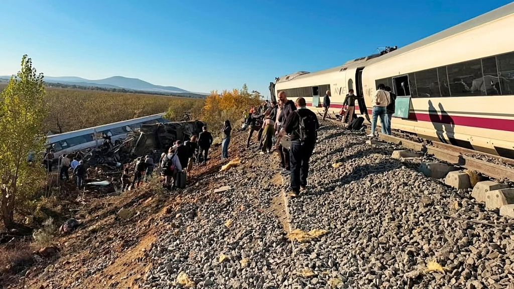 Una vista del lugar del accidente tras la colisión de dos trenes de alta velocidad en el centro de España, suceso que dejó decenas de muertos y numerosos heridos en Toledo, España, el 28 de octubre de 2026. | Fuente: Getty Images