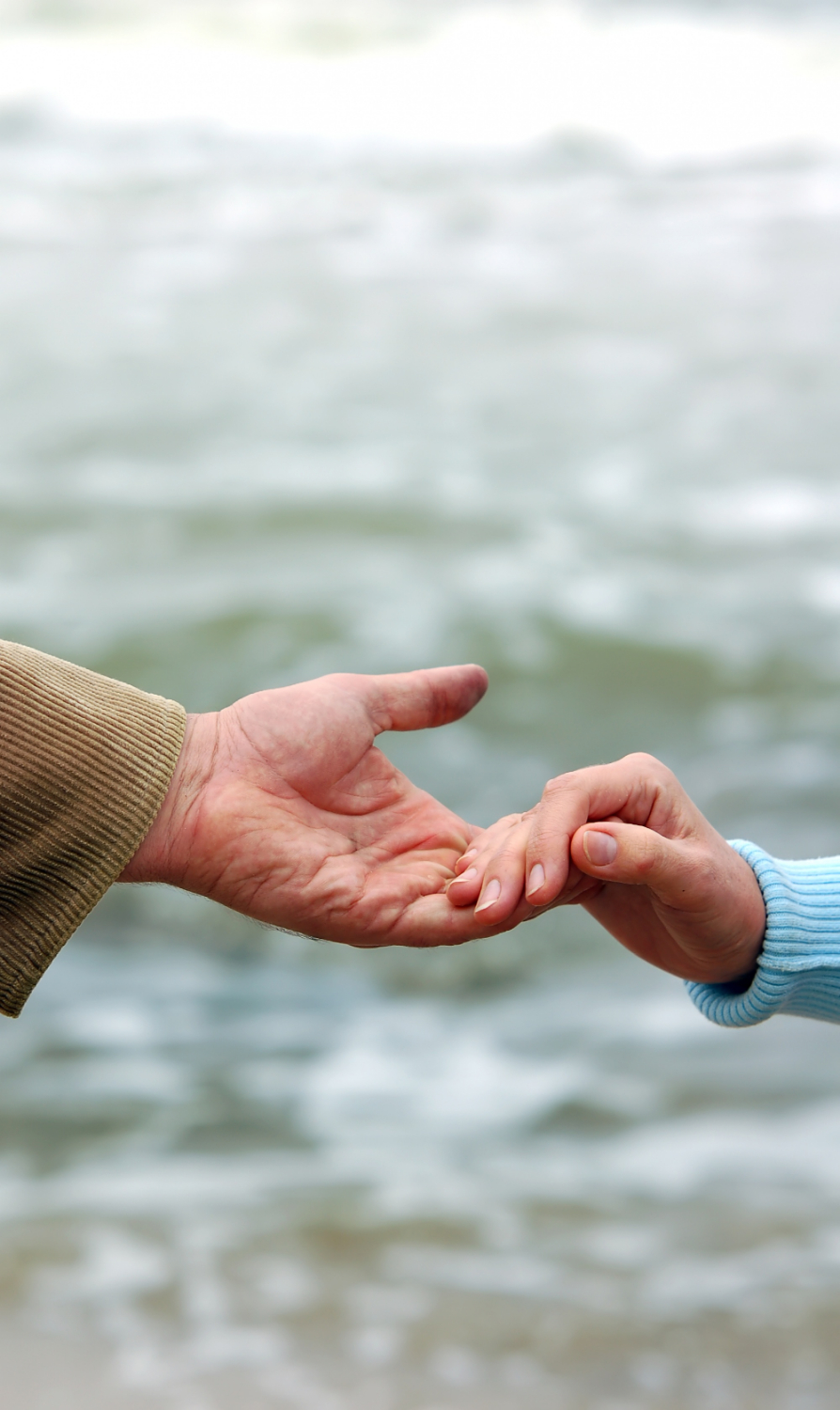 Dos personas tomadas de la mano | Fuente: Freepik