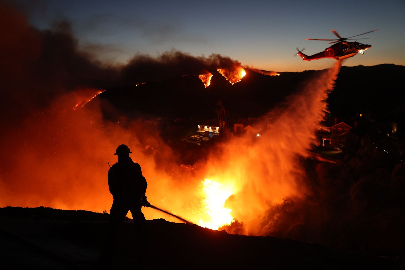 Un primer plano del incendio que crece en Pacific Palisades, California. | Fuente: Getty Images