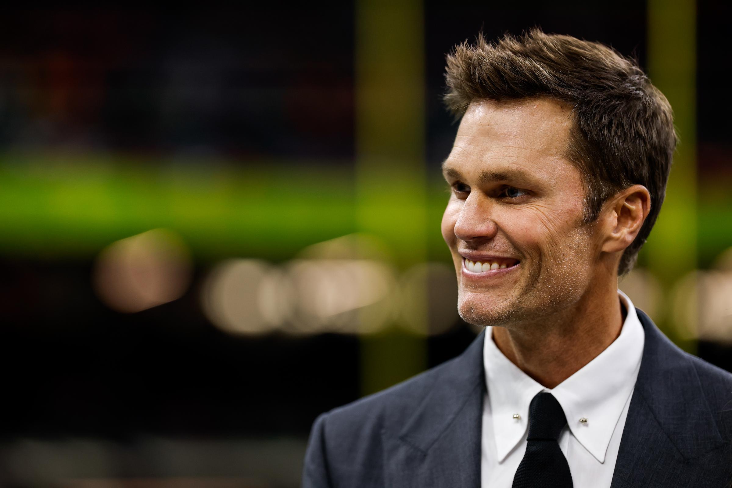 Tom Brady mira durante el Super Bowl de 2025. | Fuente: Getty Images