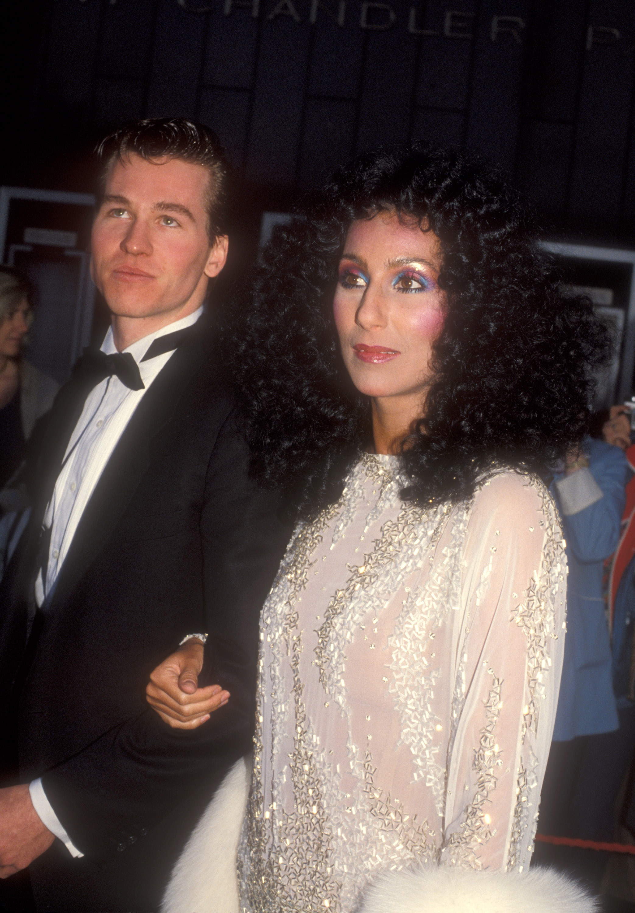 Val Kilmer y Cher en los Premios de la Academia en Los Ángeles el 11 de abril de 1983 | Fuente: Getty Images