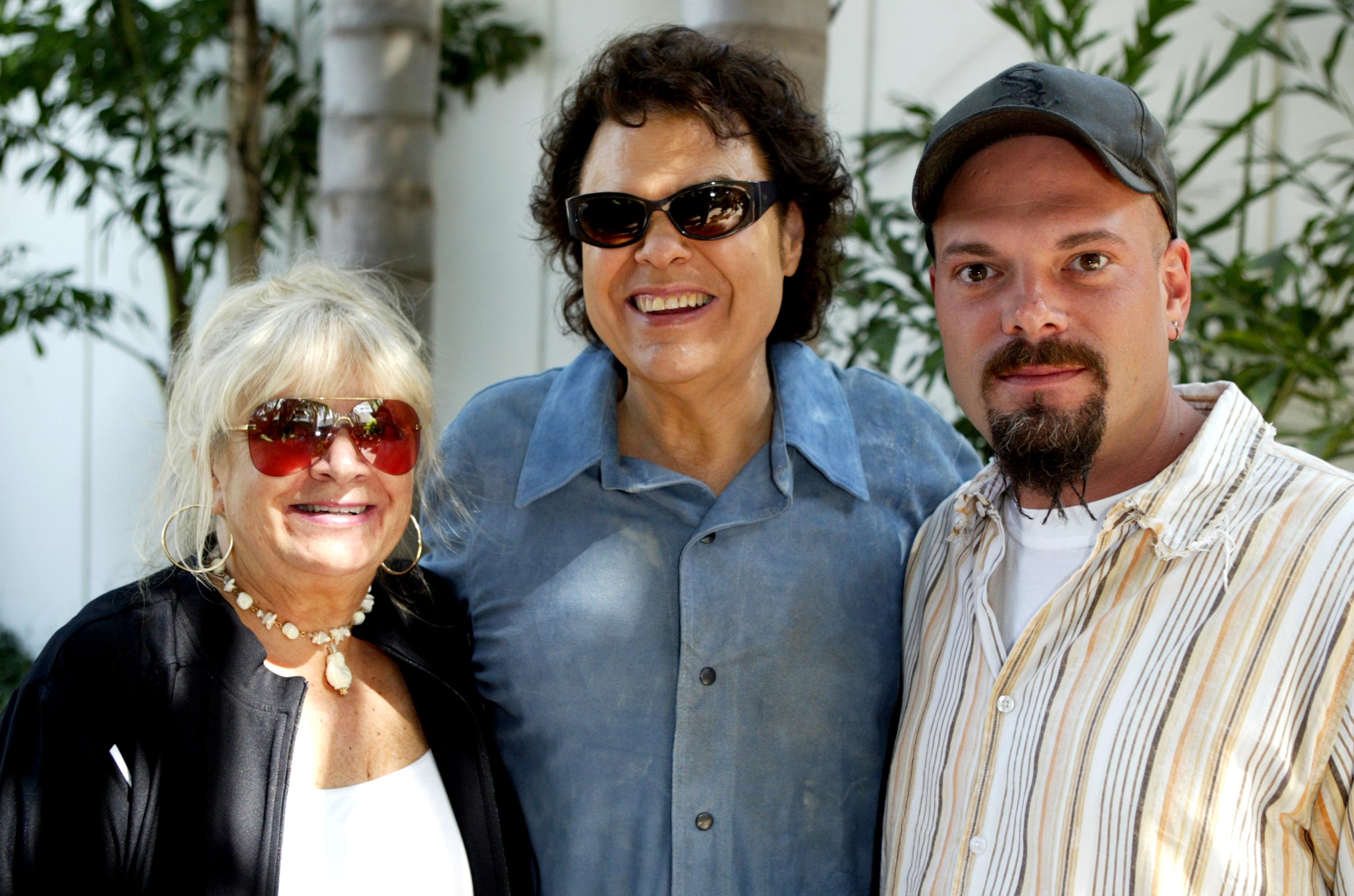 Ronnie Milsap y Joyce Reeves con su hijo Todd en los ensayos de la velada de homenaje a Ray Charles el 29 de septiembre de 2004, en Beverly Hills, California. | Fuente: Getty Images
