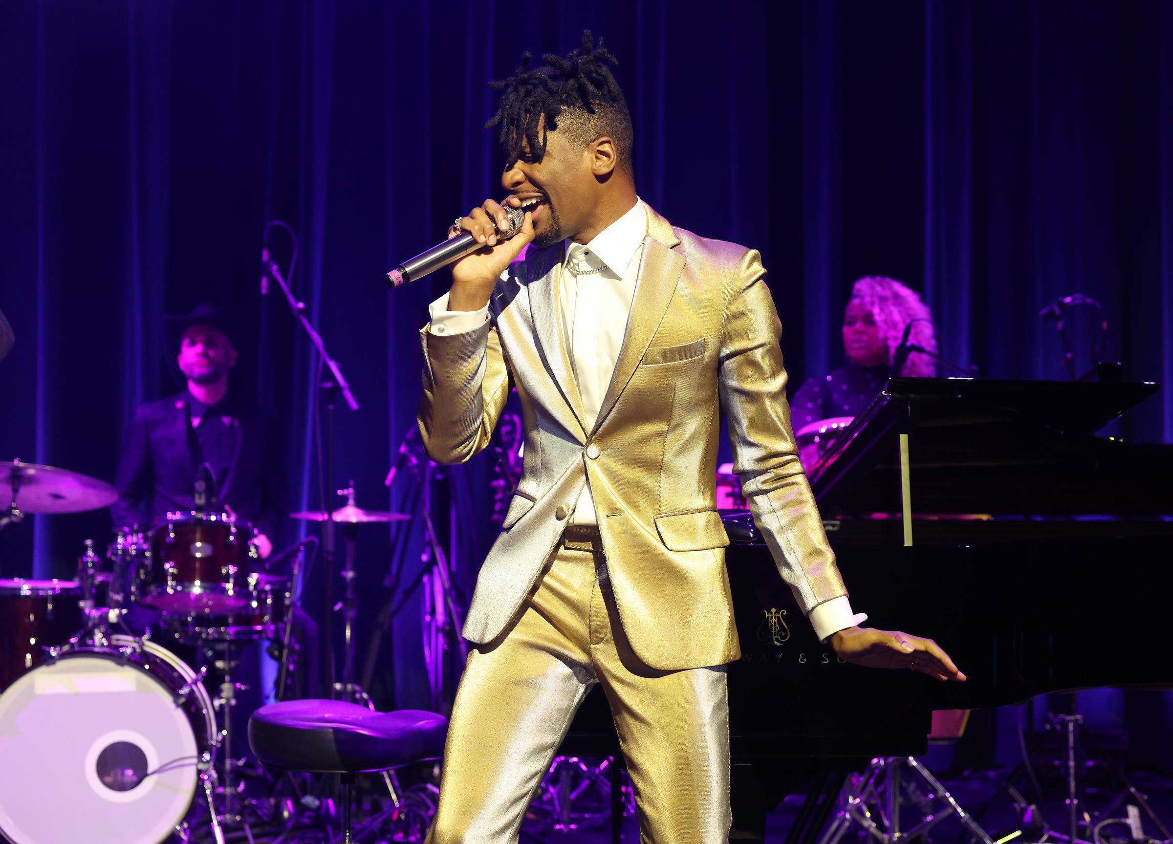 Jon Batiste actuando durante la gran inauguración del Jon Batiste's Jazz Club en Baha Mar el 17 de enero de 2025, en Nassau, Bahamas. | Fuente: Getty Images