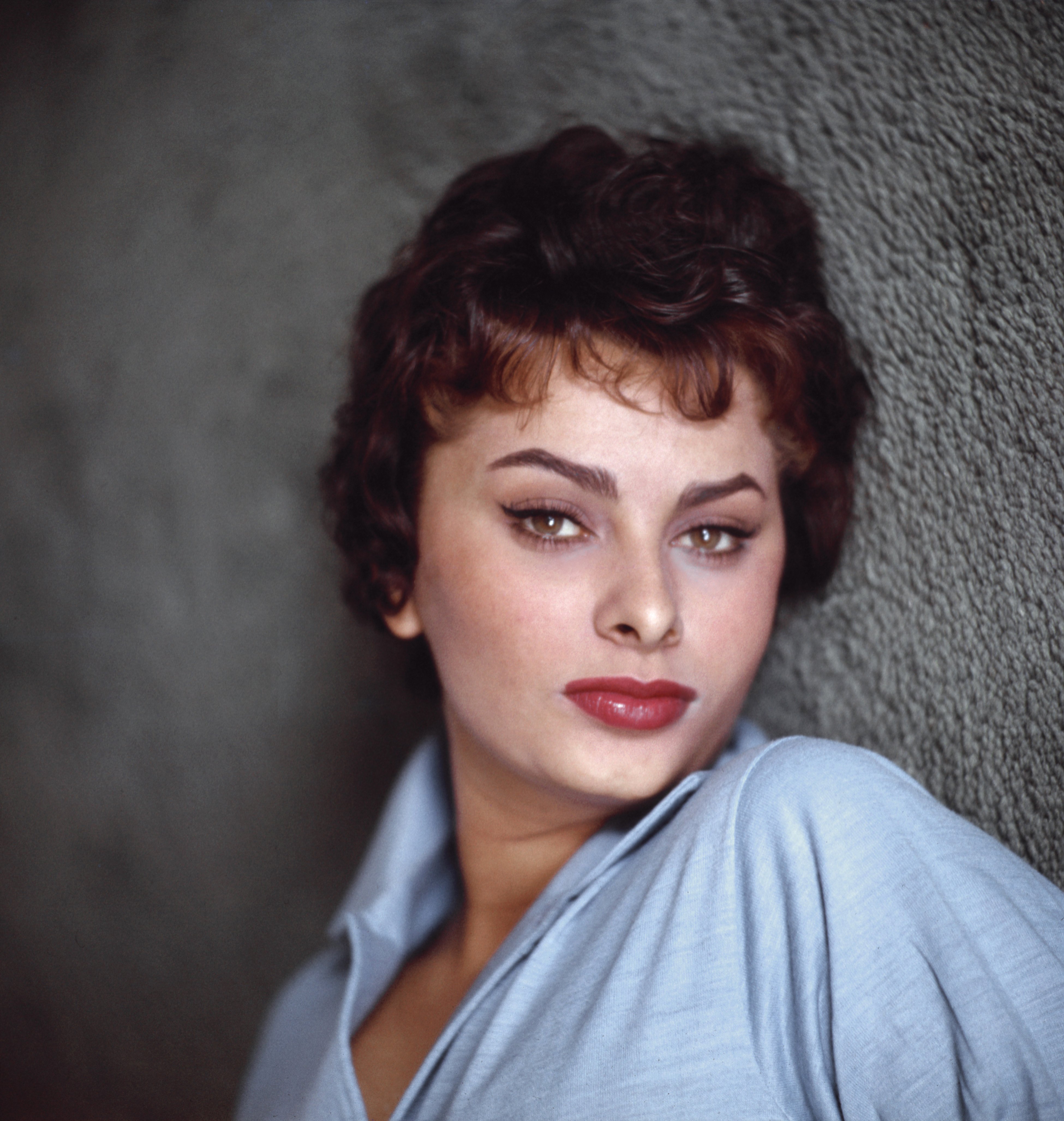 La actriz italiana Sophia Loren posa para un retrato en 1957 en Los Ángeles, California. | Fuente: Getty Images.