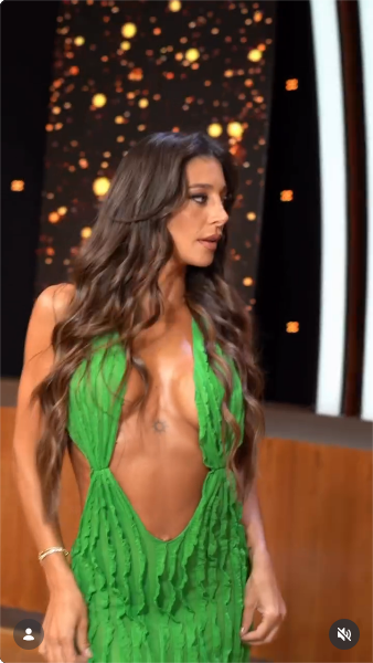 Sol Pérez modelando el vestido verde que eligió para su participación en el programa "Podemos Hablar" de Telefe | Fuente: Instagram/lasobrideperez
