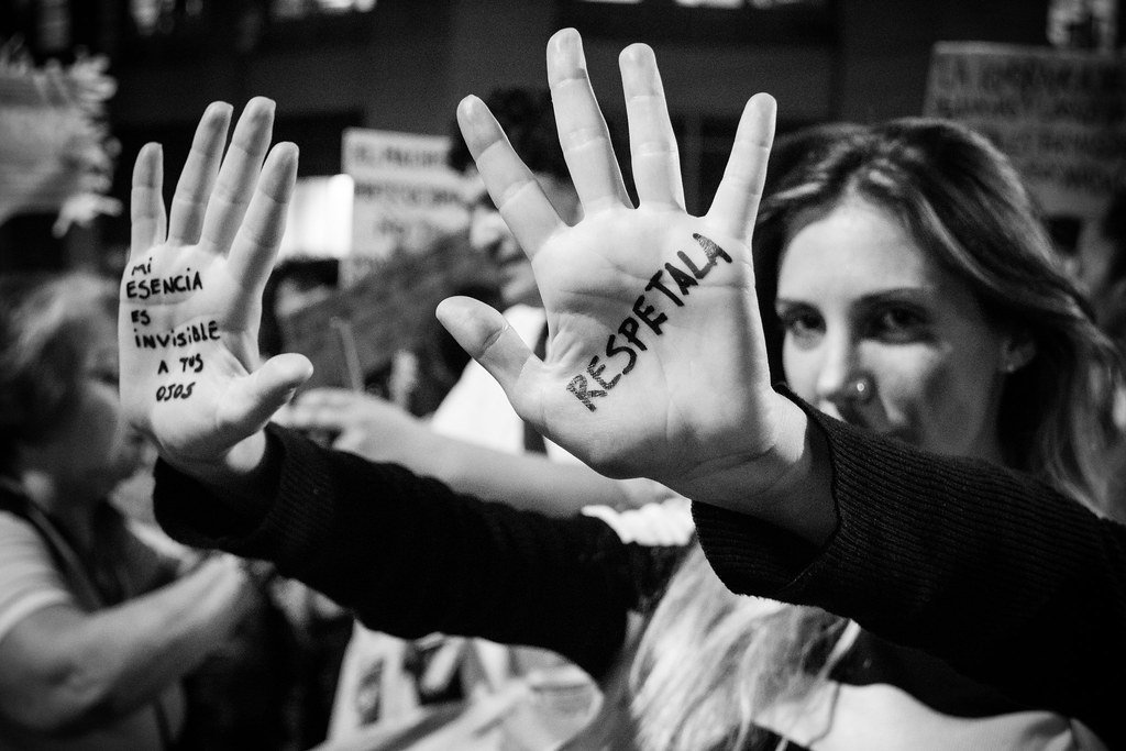 Joven manifestante exige que acabe la violencia contra la mujer. | Foto: Flickr