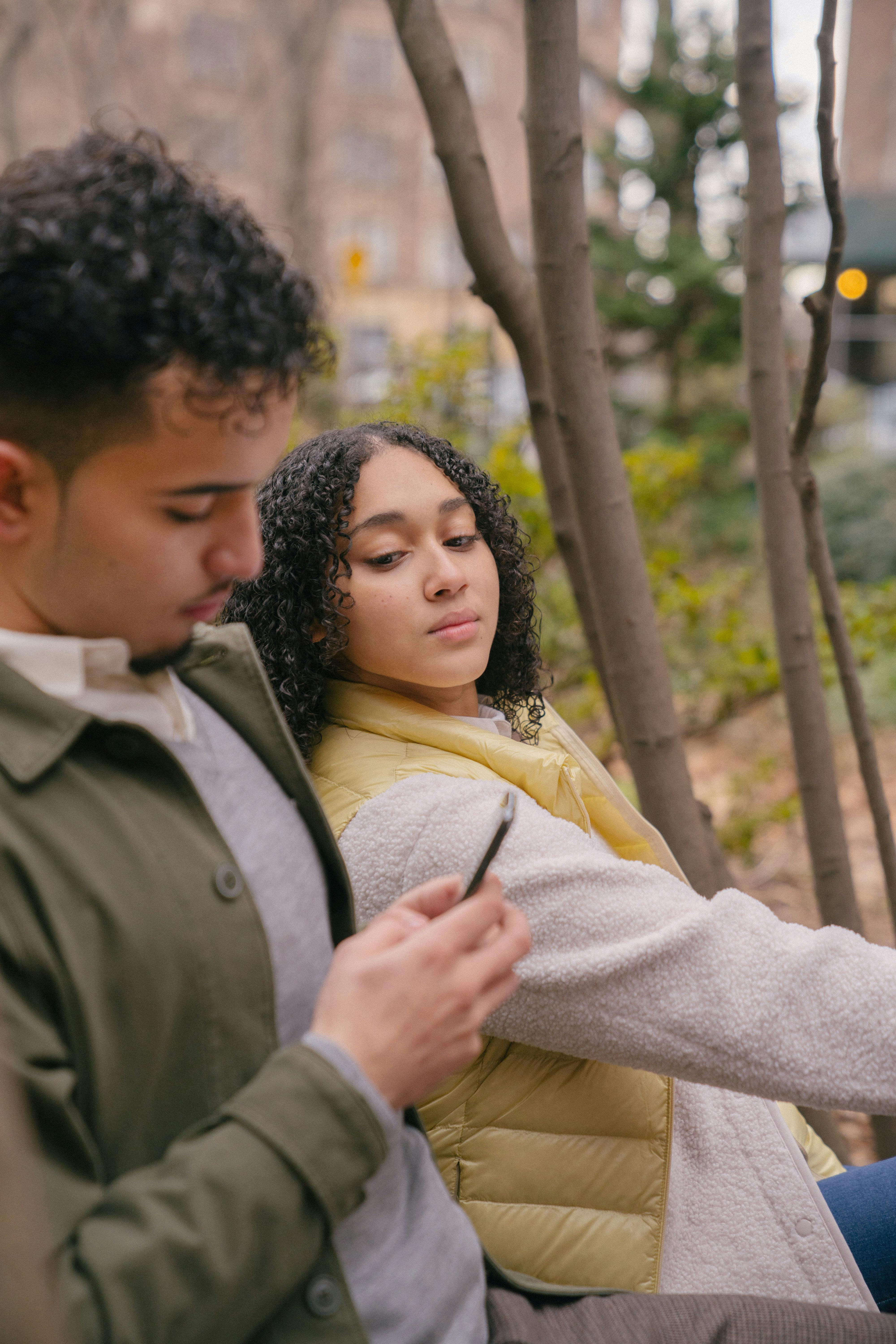 Un hombre enviando mensajes de texto a escondidas | Fuente: Pexels