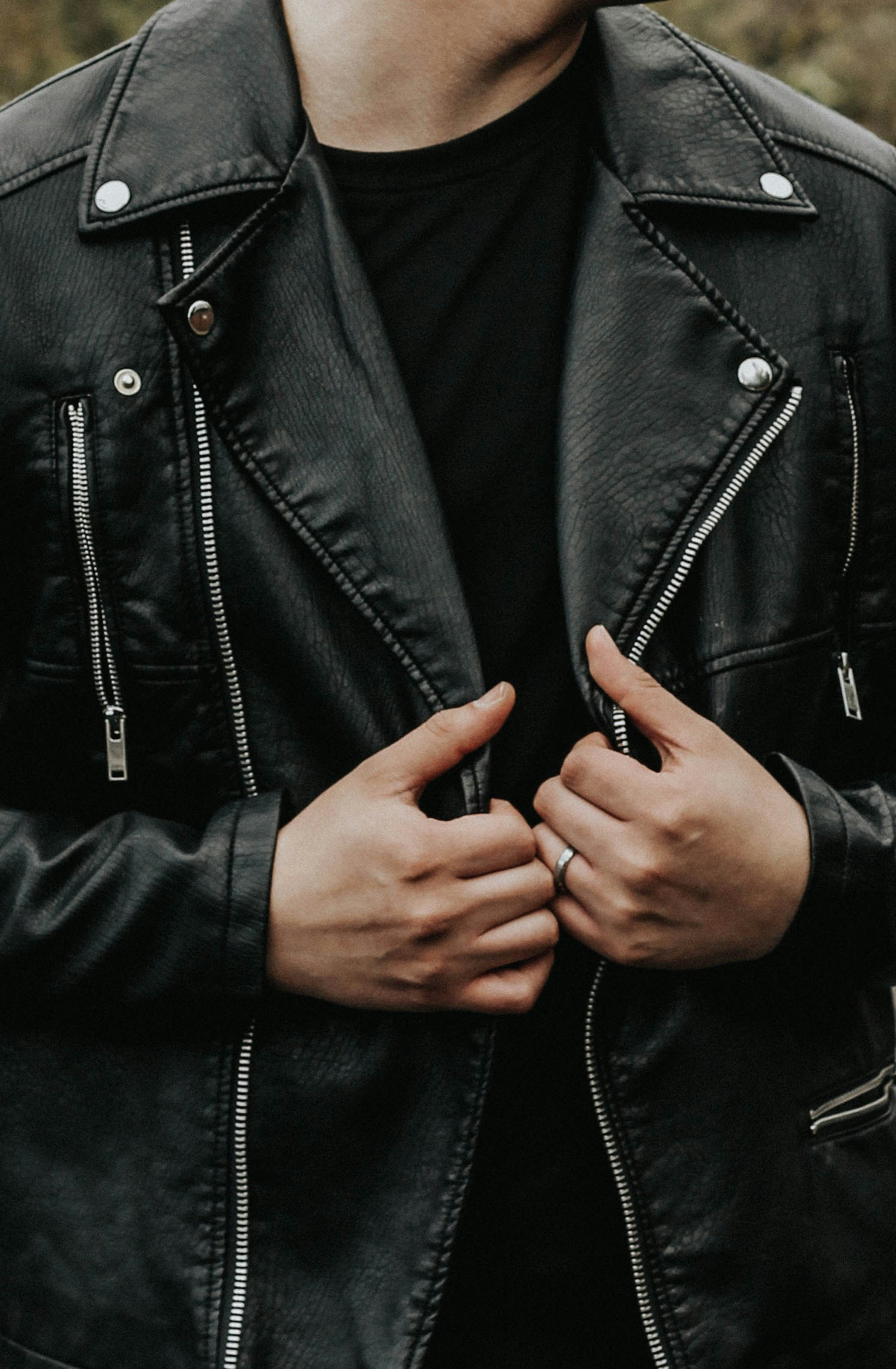 Hombre con una chaqueta negra | Foto: Unsplash