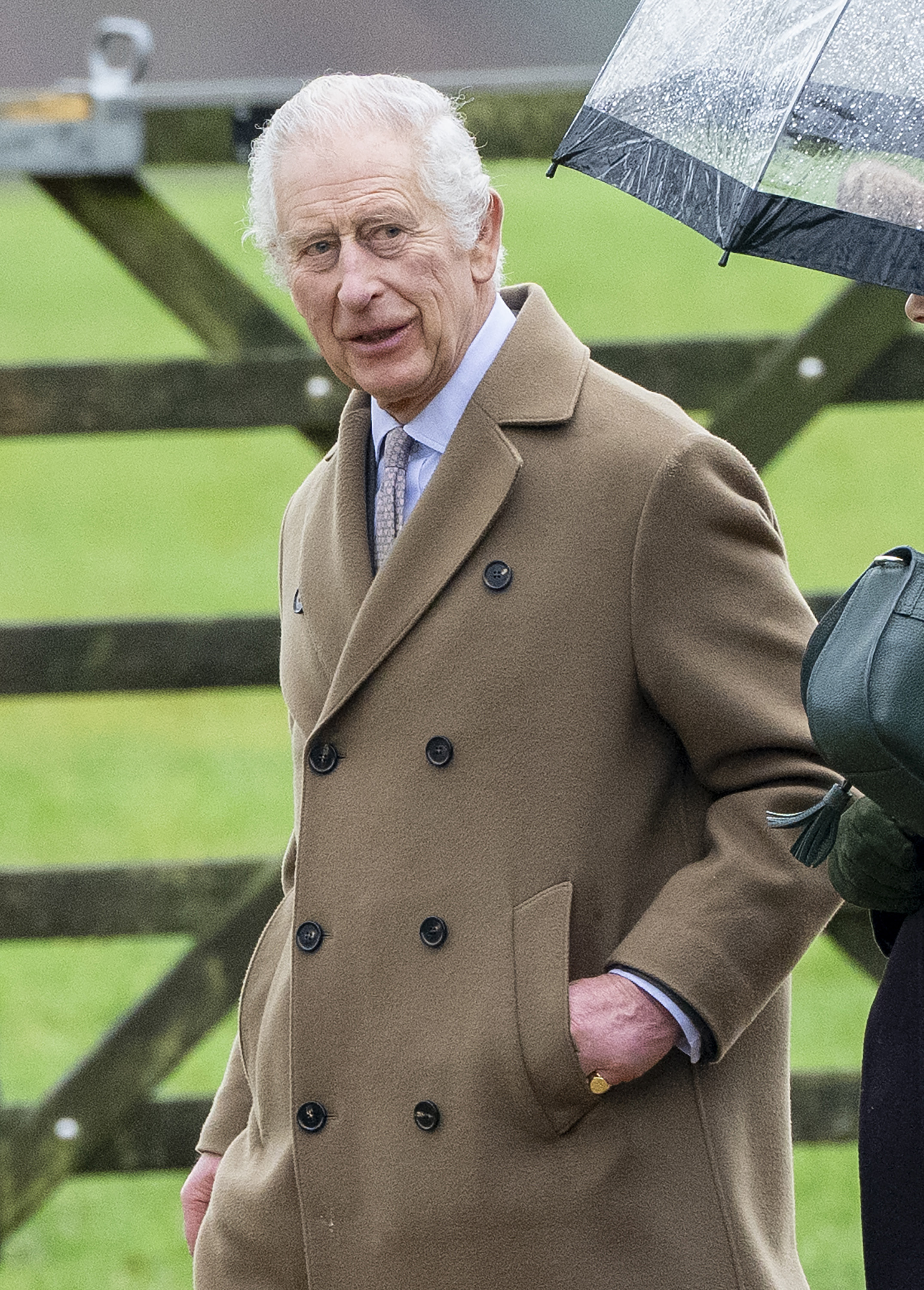 El rey Charles III asiste al servicio dominical en la Iglesia de Santa María Magdalena en Sandringham, Inglaterra, el 18 de febrero de 2024 | Foto: Getty Images