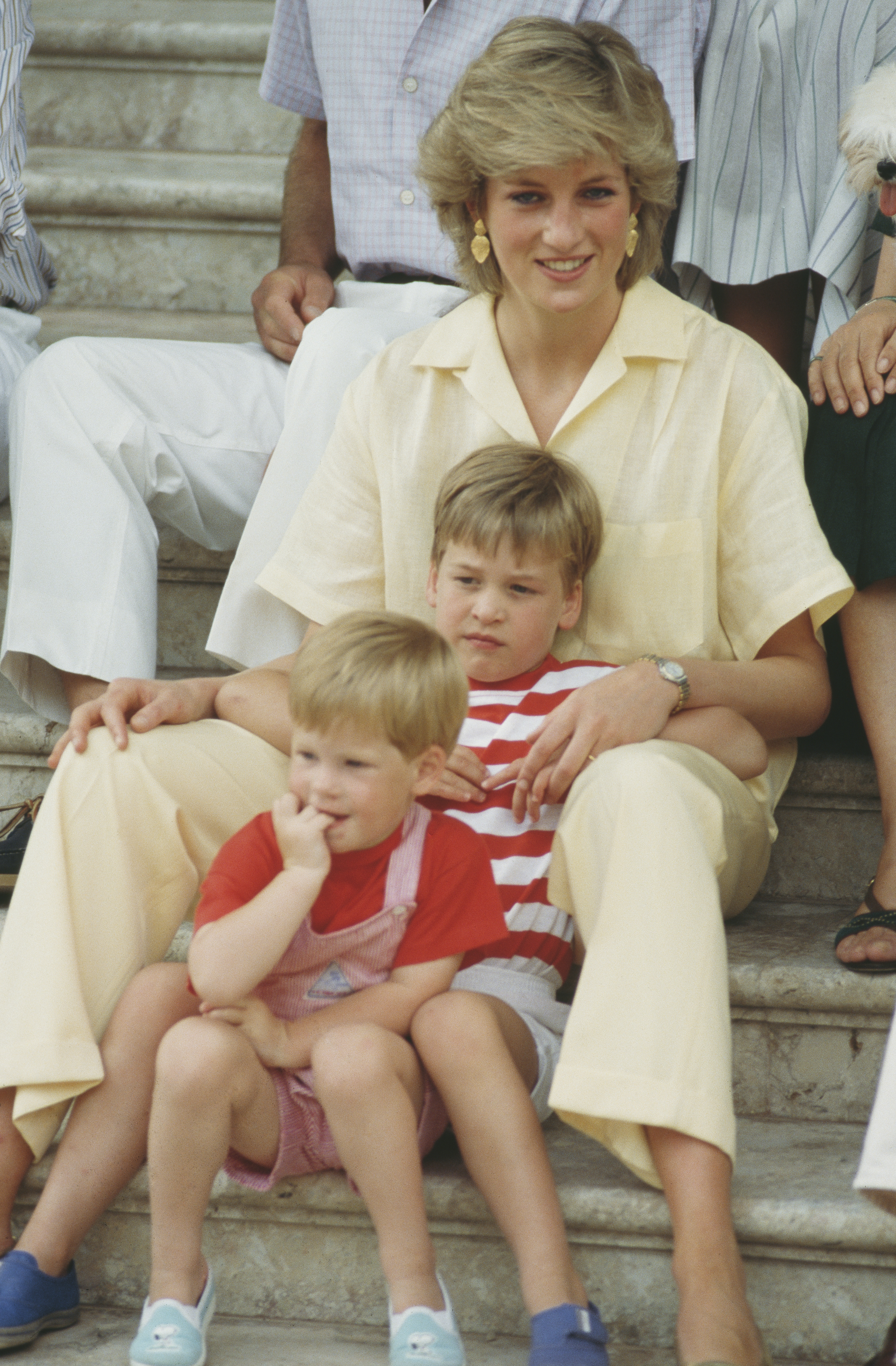 La princesa Diana y sus hijos, los príncipes William y Harry, en el Palacio de Marivent de Palma de Mallorca, España, en agosto de 1987. | Foto: Getty Images