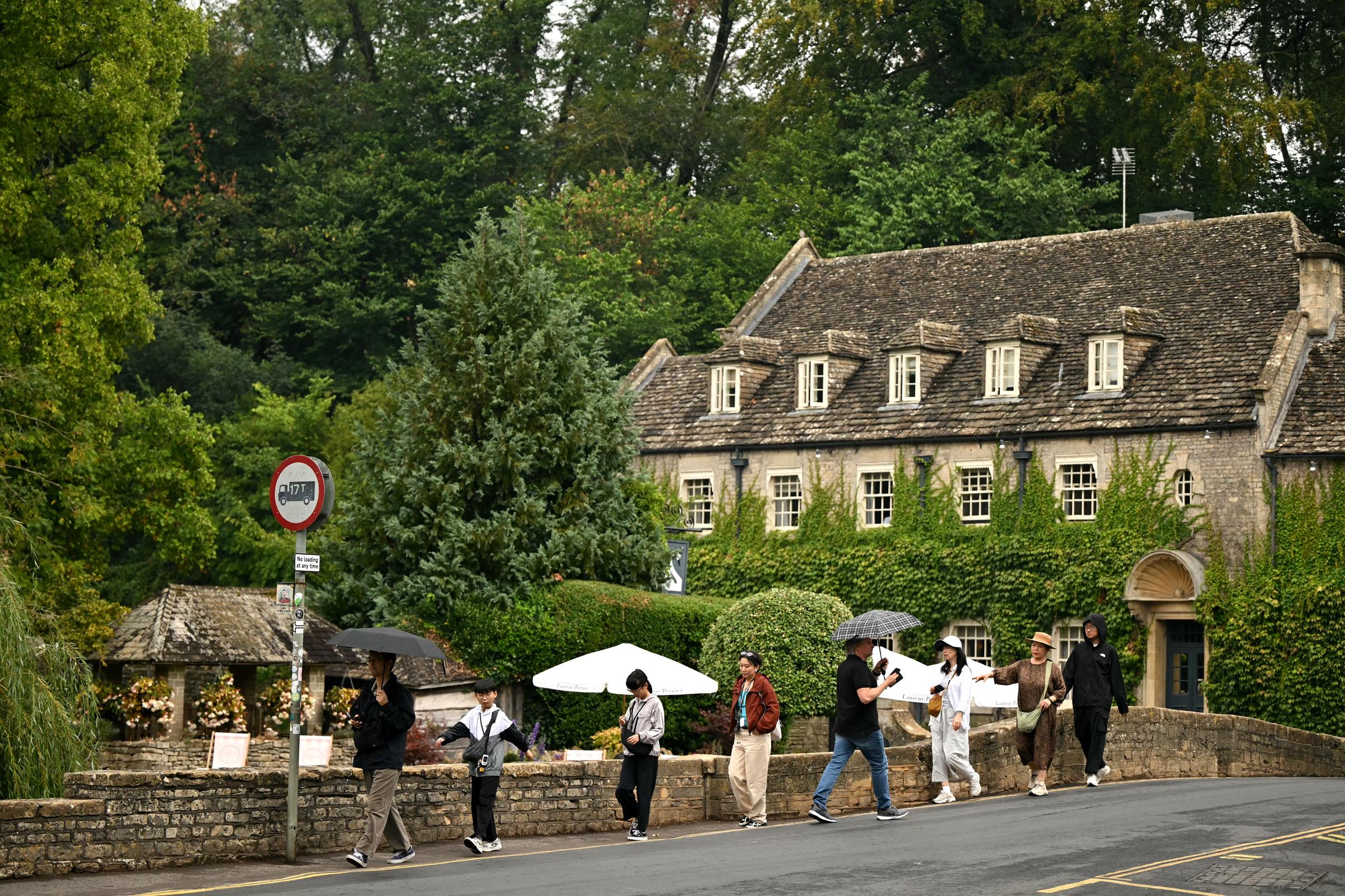La gente pasea por Bibury, en los Cotswolds, el 27 de agosto de 2026. Se dice que Harry y Meghan se decantaron por un entorno rural seguro, con acceso a actividades al aire libre y un fuerte espíritu de comunidad para Archie y Lilibet. | Fuente: Getty Images