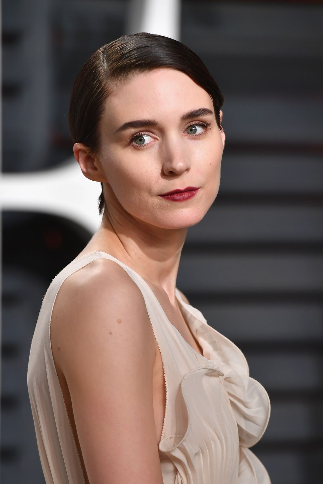 En la Fiesta de los Oscar 2017 de Vanity Fair, Rooney Mara celebró su aclamada carrera en el cine independiente, conocida por asumir papeles complejos y desafiantes que muestran su profundidad como actriz | Fuente: Getty Images