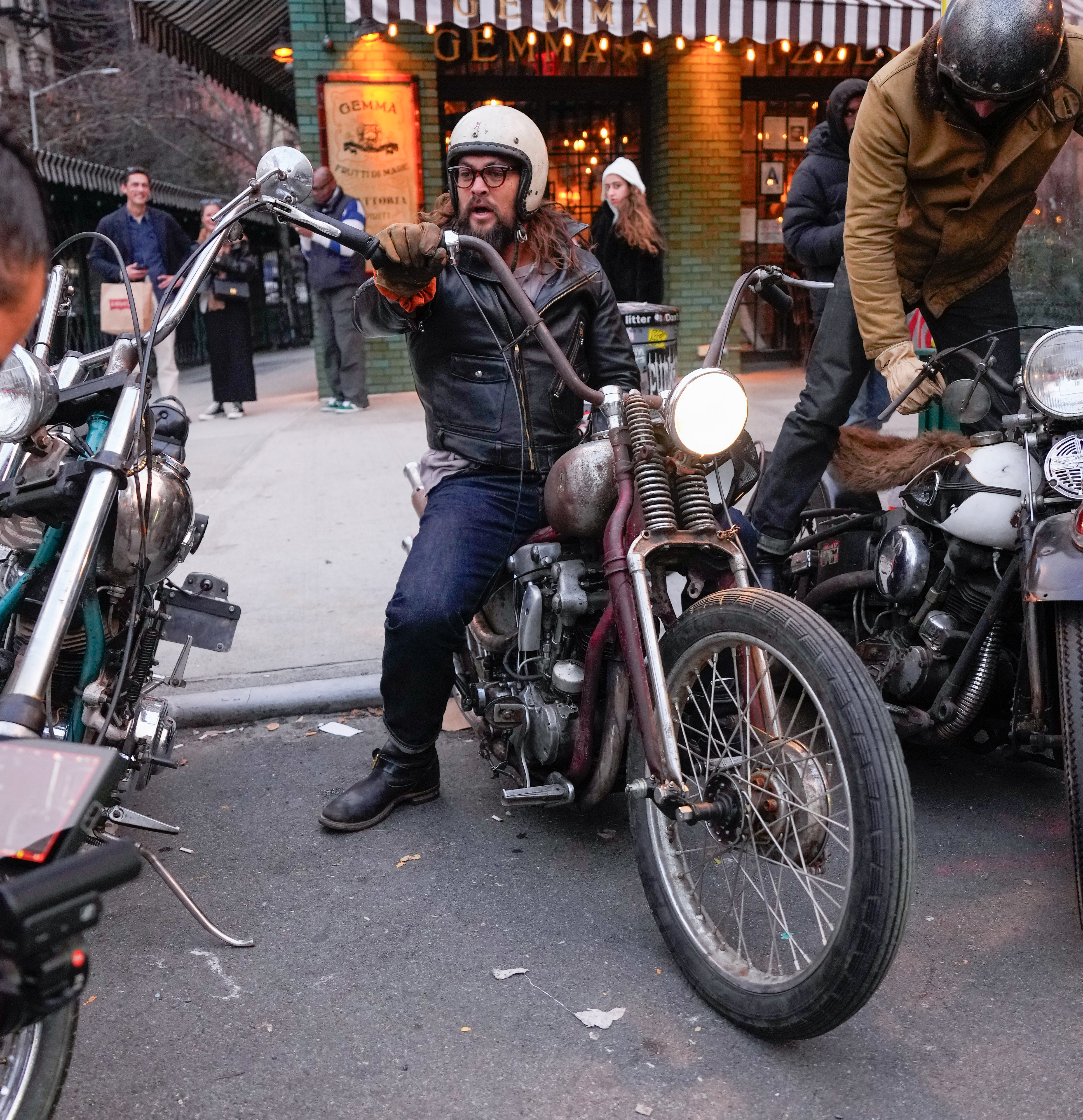 Jason Momoa conduce una moto el 13 de noviembre de 2023, en Nueva York | Fuente: Getty Images