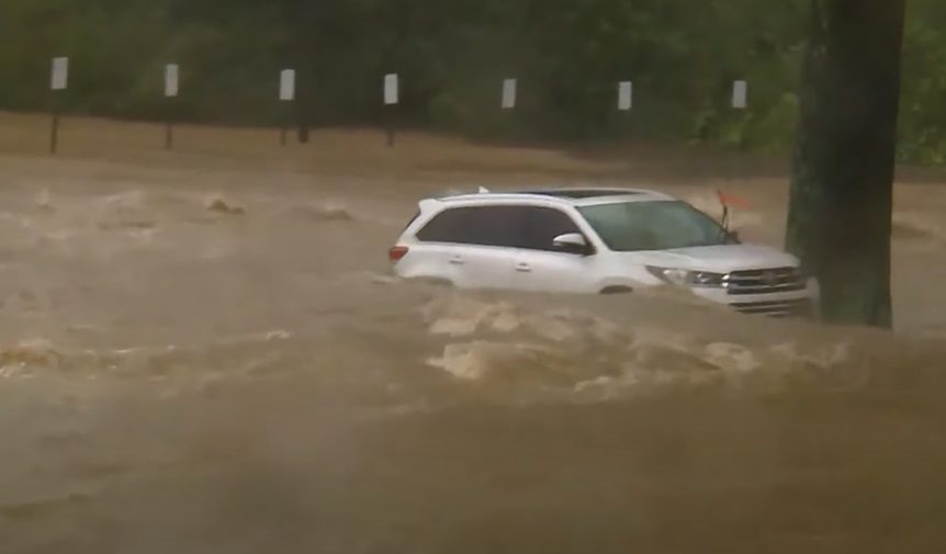 Un todoterreno flotando en el agua, como se ve en un vídeo del 3 de octubre de 2024 | Fuente: YouTube/Global News