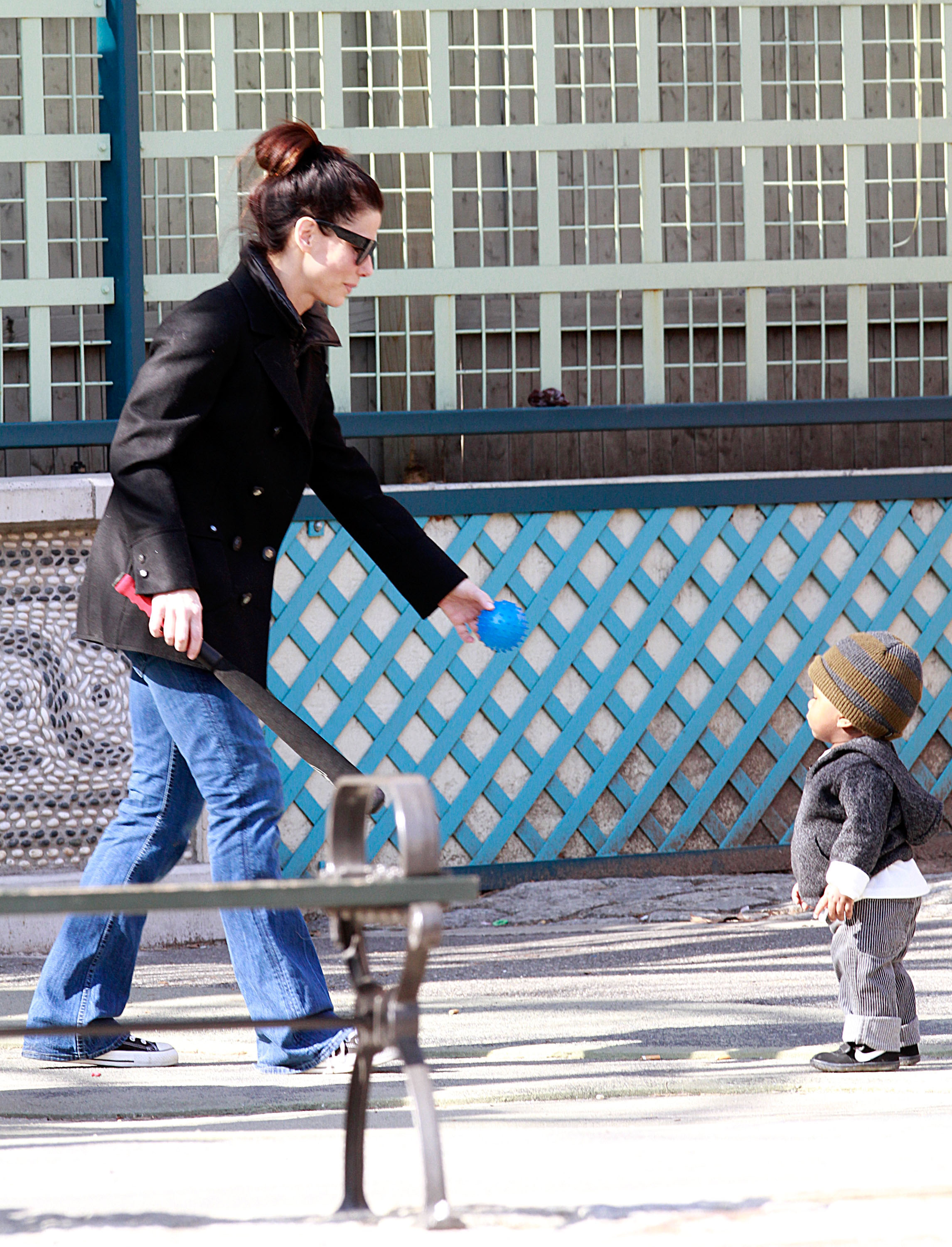 Sandra Bullock y su hijo el 20 de marzo de 2011, en Nueva York | Fuente: Getty Images