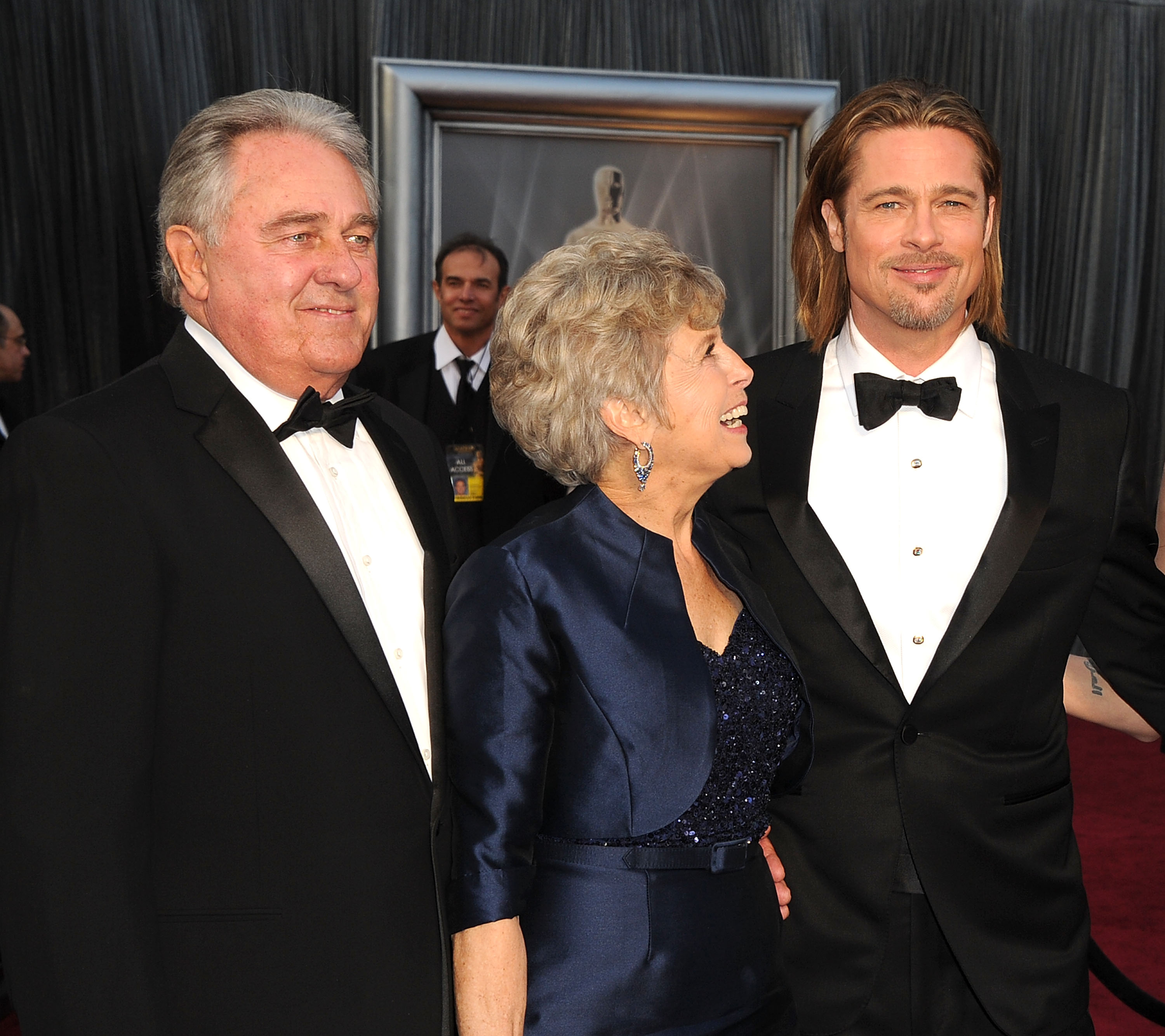 Bill Pitt, Jane Pitt y Brad Pitt llegan a los 84º Premios Anuales de la Academia el 26 de febrero de 2012 en Hollywood, California. | Fuente: Getty Images