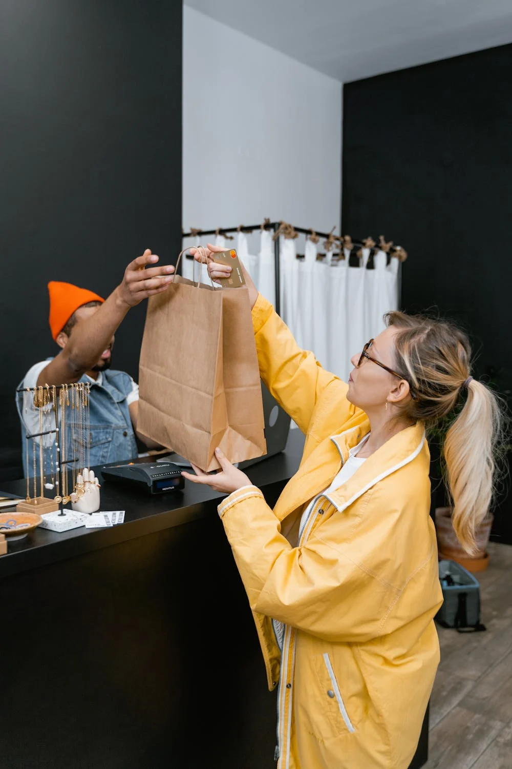 Una mujer en una tienda | Fuente: Pexels