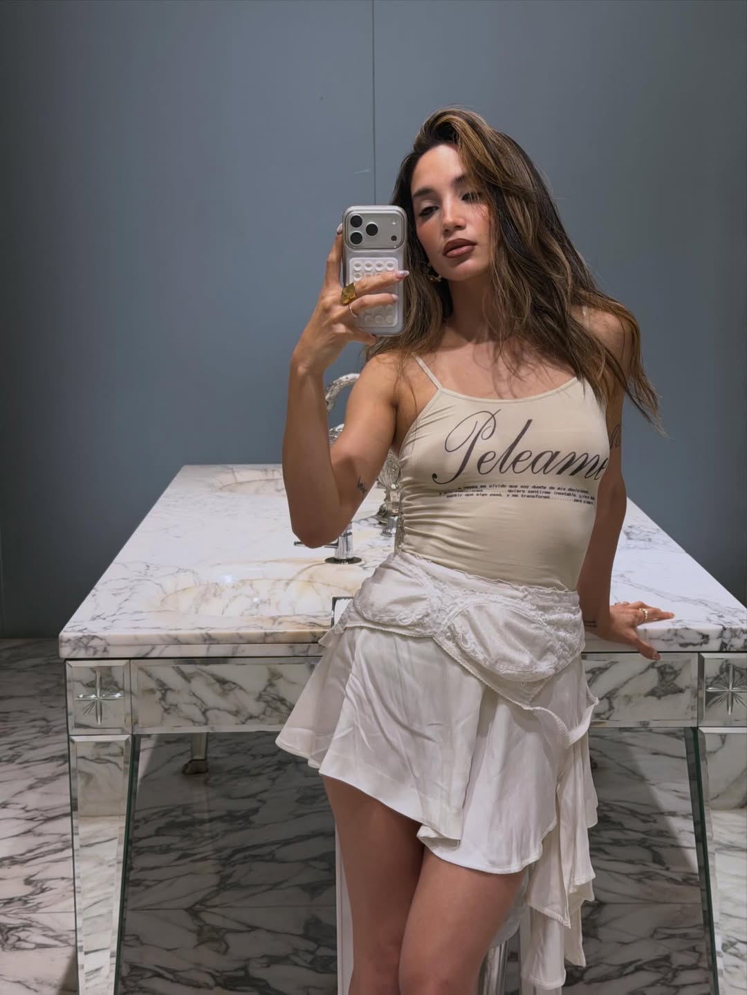 Melody Luz mostrando su atuendo para el cumpleaños de Claudio Caniggia | Fuente: Instagram/melodyluz