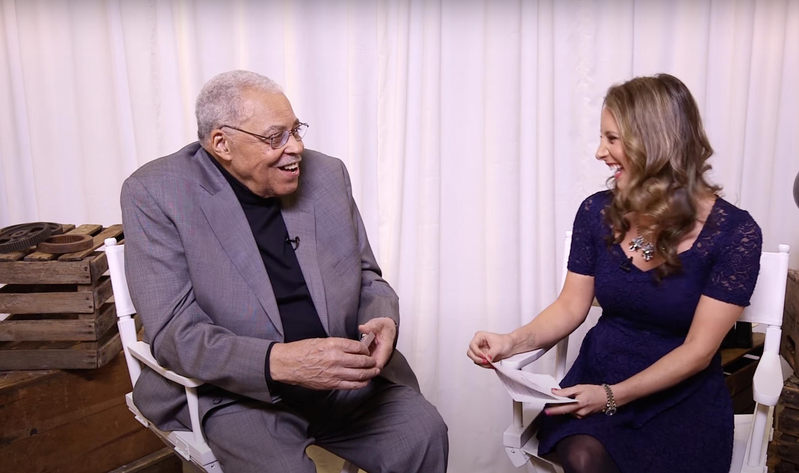 James Earl Jones durante una entrevista | Fuente: YouTube/UsWeekly