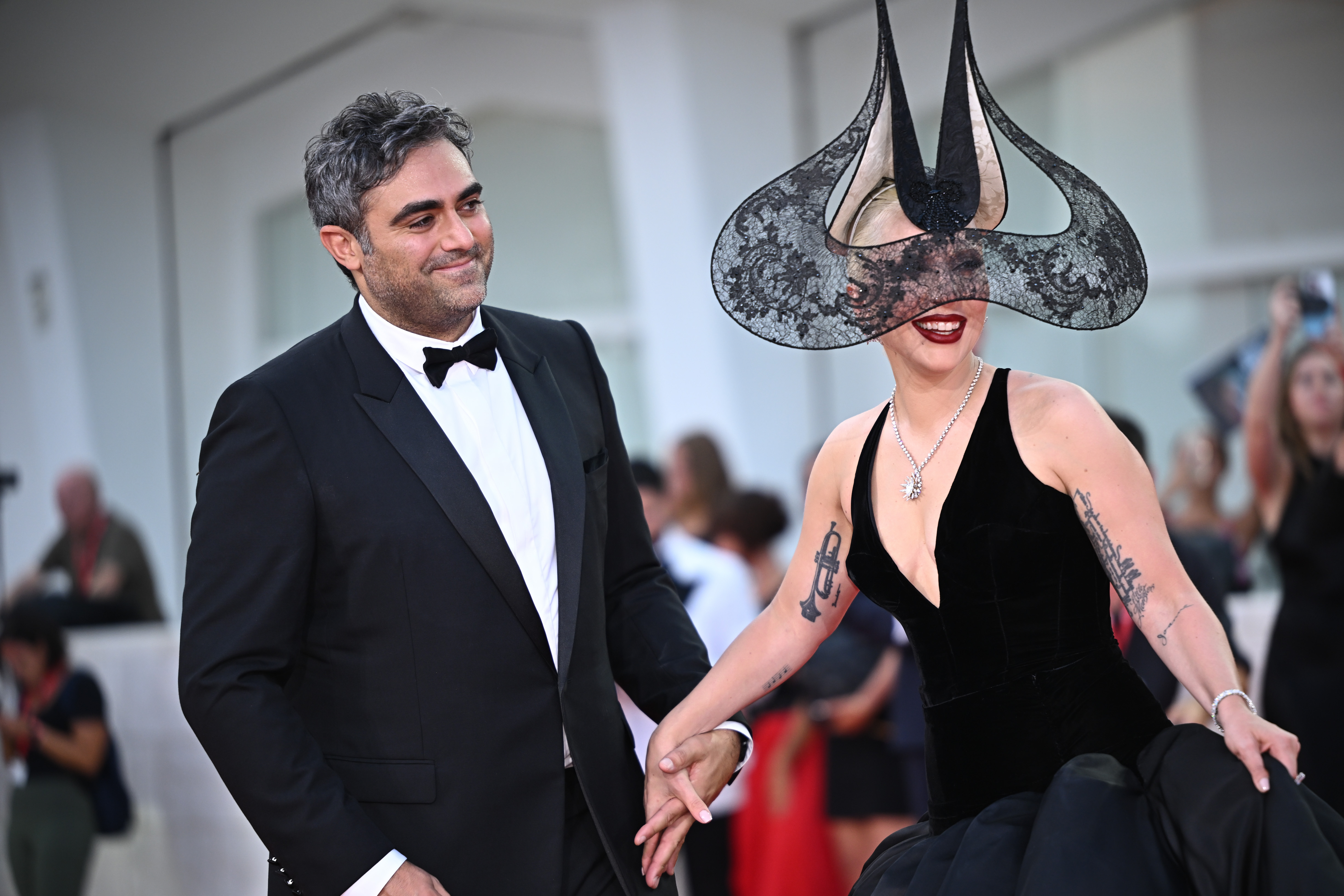 Gaga y Polansky asistieron a la alfombra roja de "Joker: Folie A Deux" en el Festival Internacional de Cine de Venecia en septiembre de 2024. Más tarde, Gaga habló sobre la solidez de su relación y el papel cada vez mayor de Polansky tanto en su vida personal como creativa. | Fuente: Getty Images