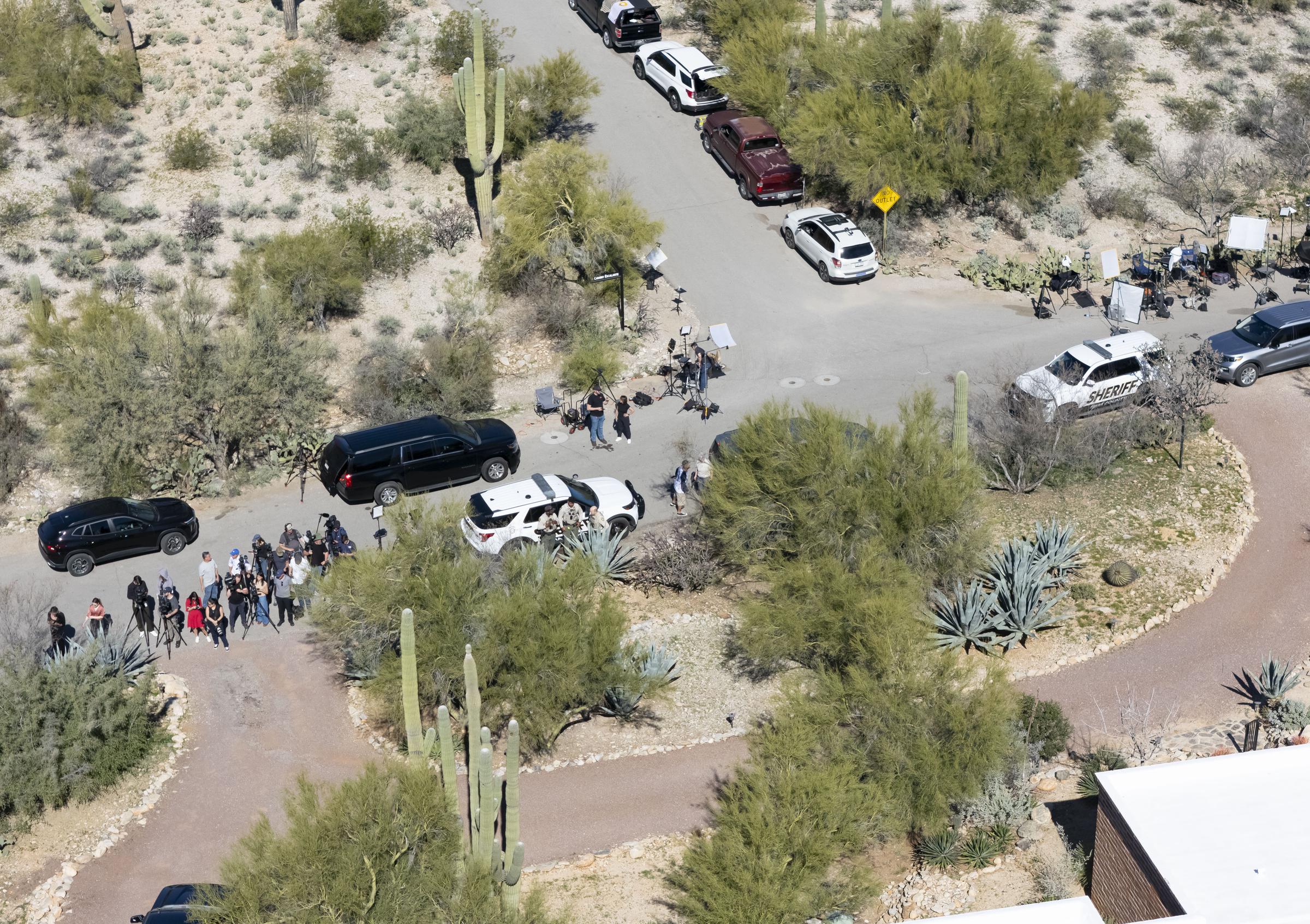 Vista aérea de los medios de comunicación apostados frente a la casa de Nancy Guthrie el 8 de febrero de 2026 | Fuente: Getty Images
