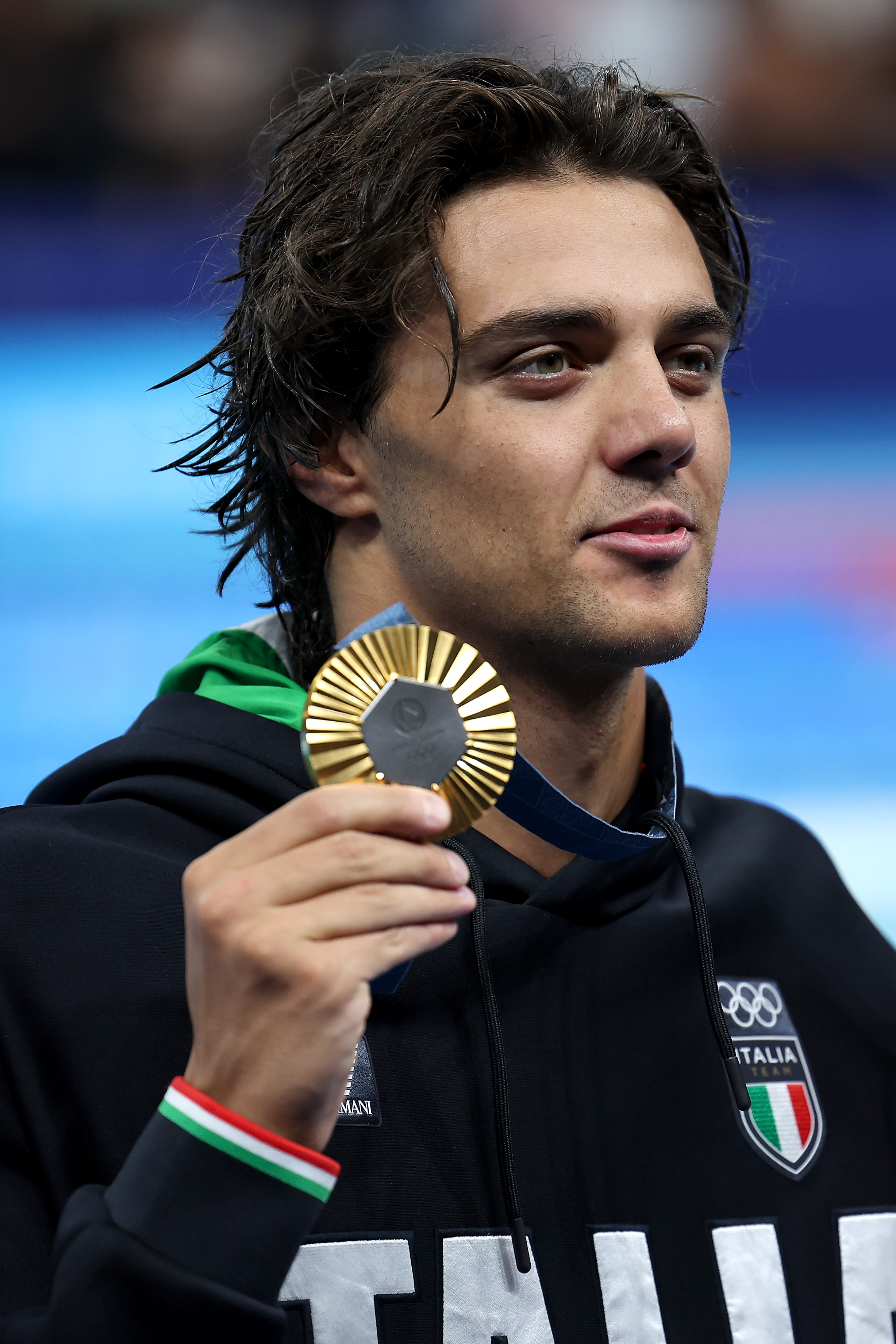 Thomas Ceccon posa tras la ceremonia de entrega de medallas de los 100 metros espalda masculinos en los Juegos Olímpicos de París 2024 el 29 de julio de 2024 | Fuente: Getty Images