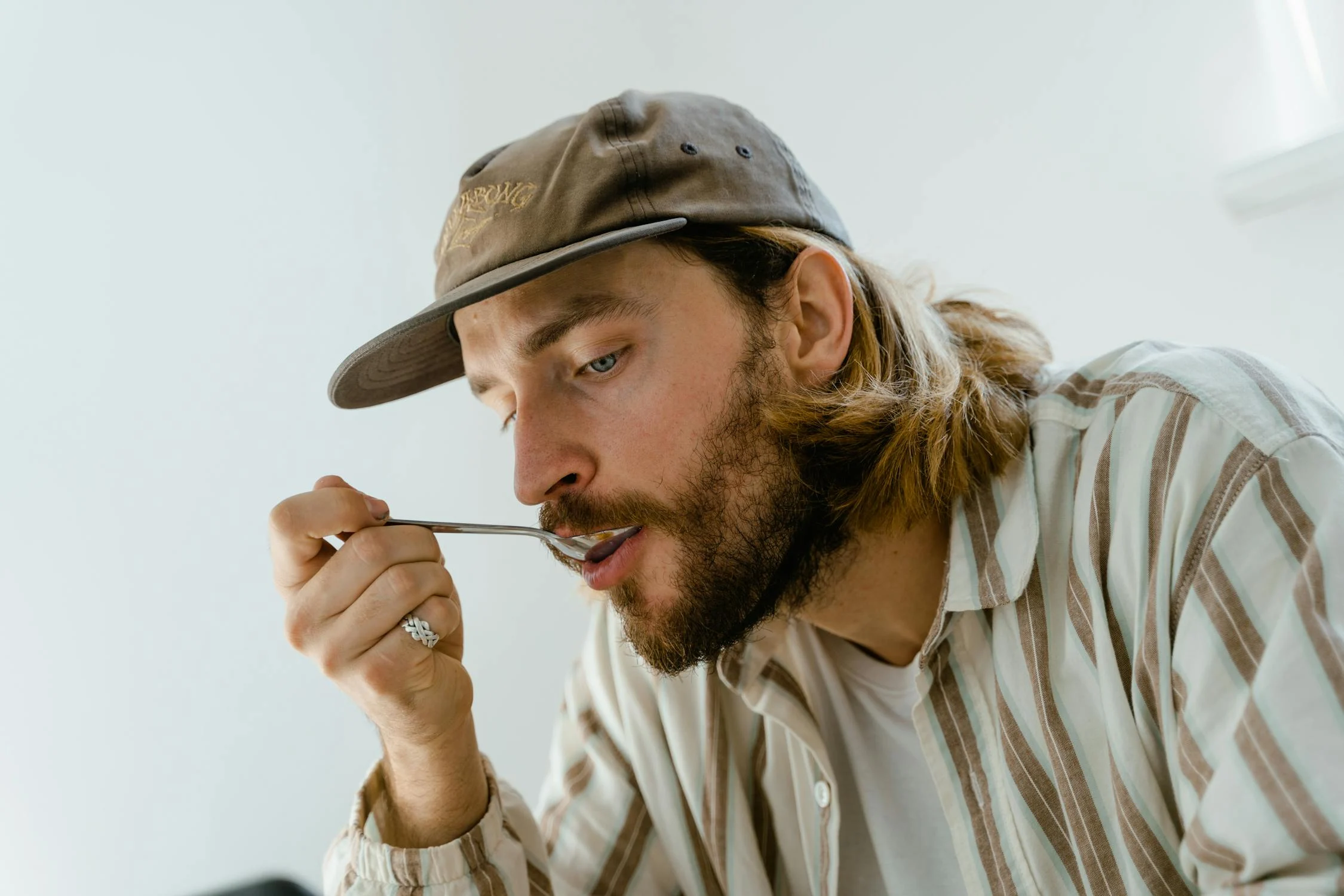 Un hombre comiendo su comida | Fuente: Pexels