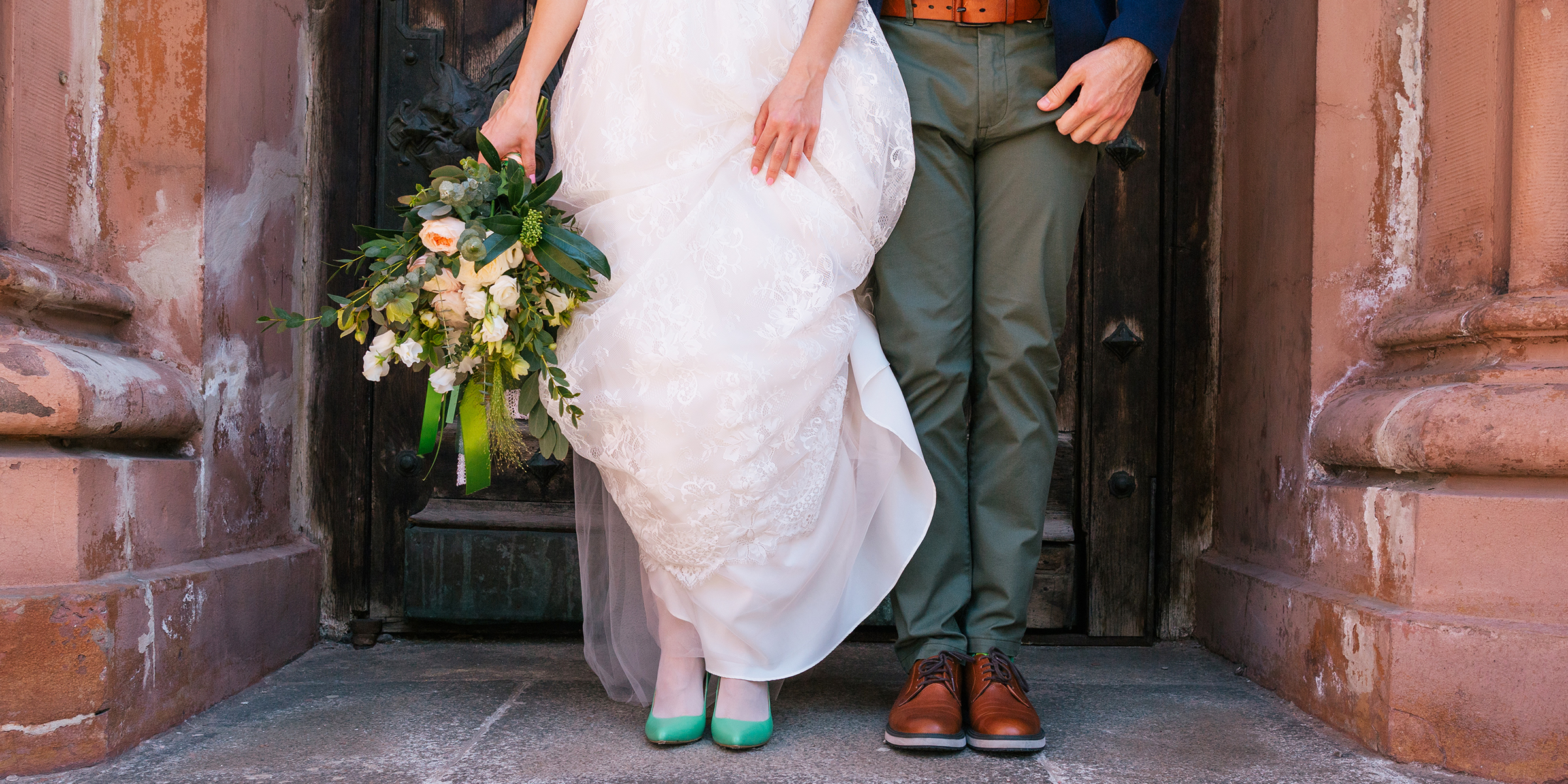 Una pareja de novios en la entrada de la iglesia | Fuente: Shutterstock