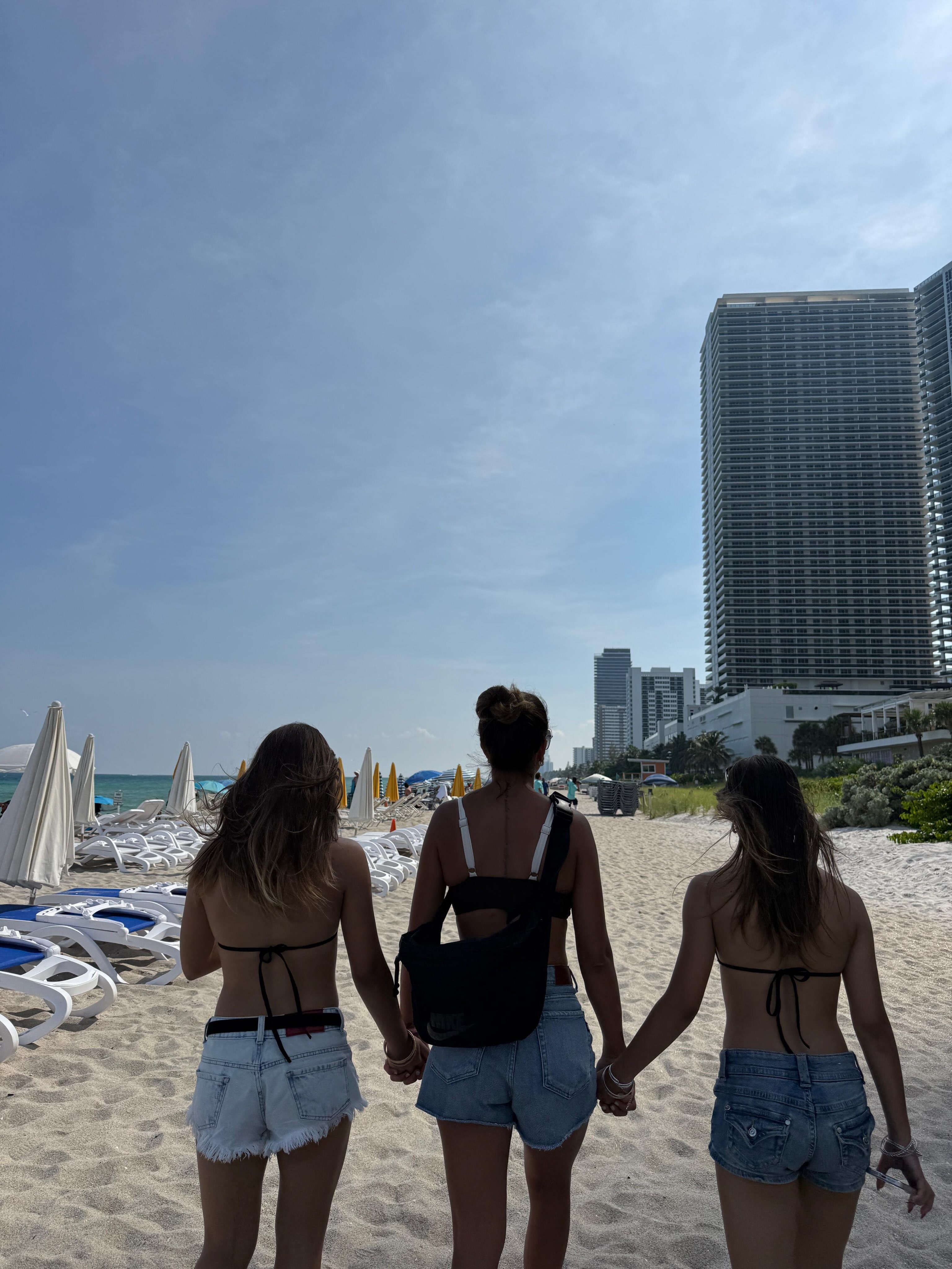 Cinthia Fernández de paseo junto a sus hijas durante sus vacaciones familiares en Miami | Fuente: Instagram/cinthia_fernandez_