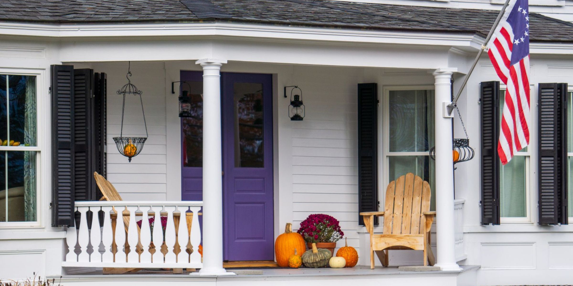 El porche delantero de una casa decorada para Halloween | Fuente: Pexels