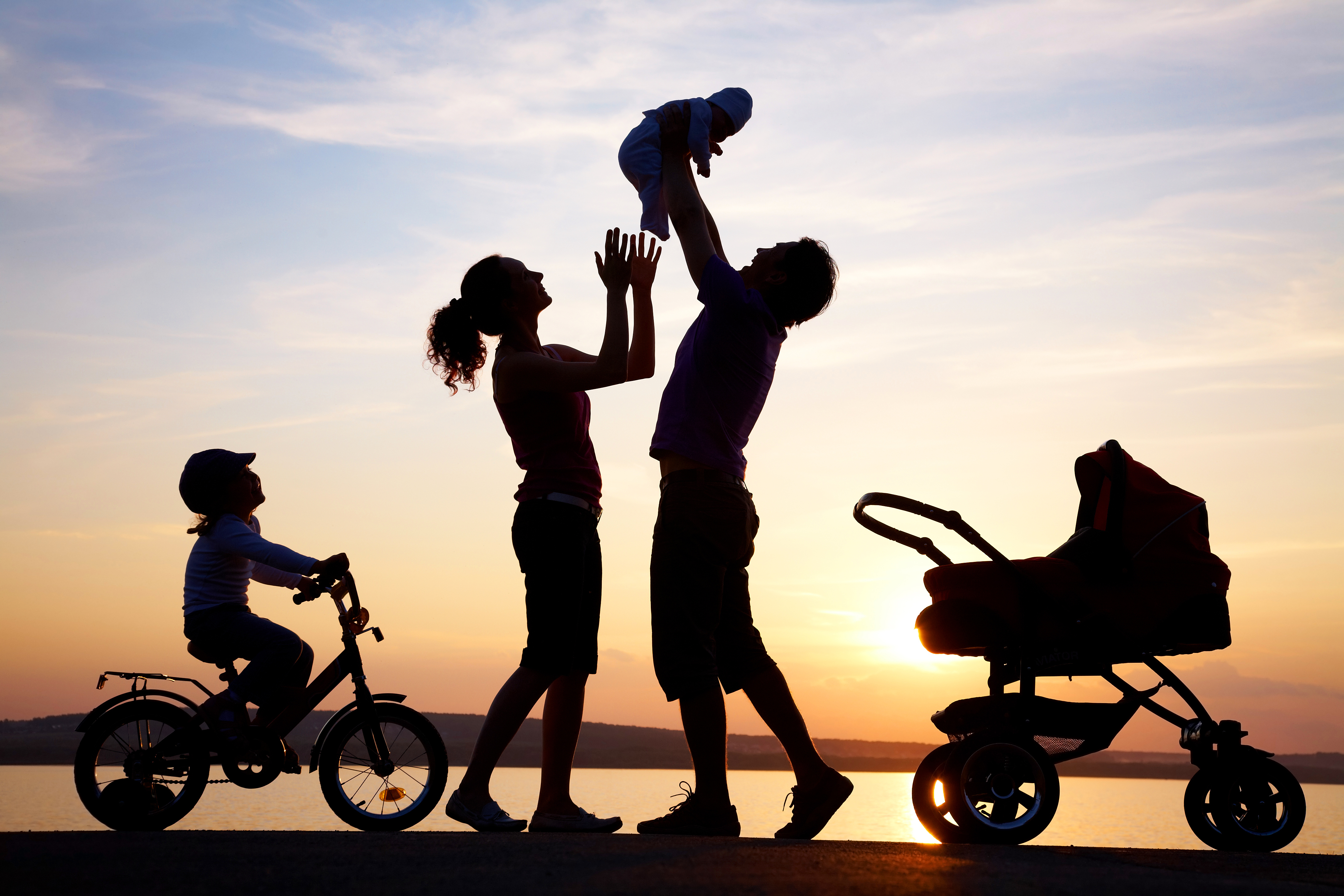 Silueta de una familia feliz | Foto: Shutterstock
