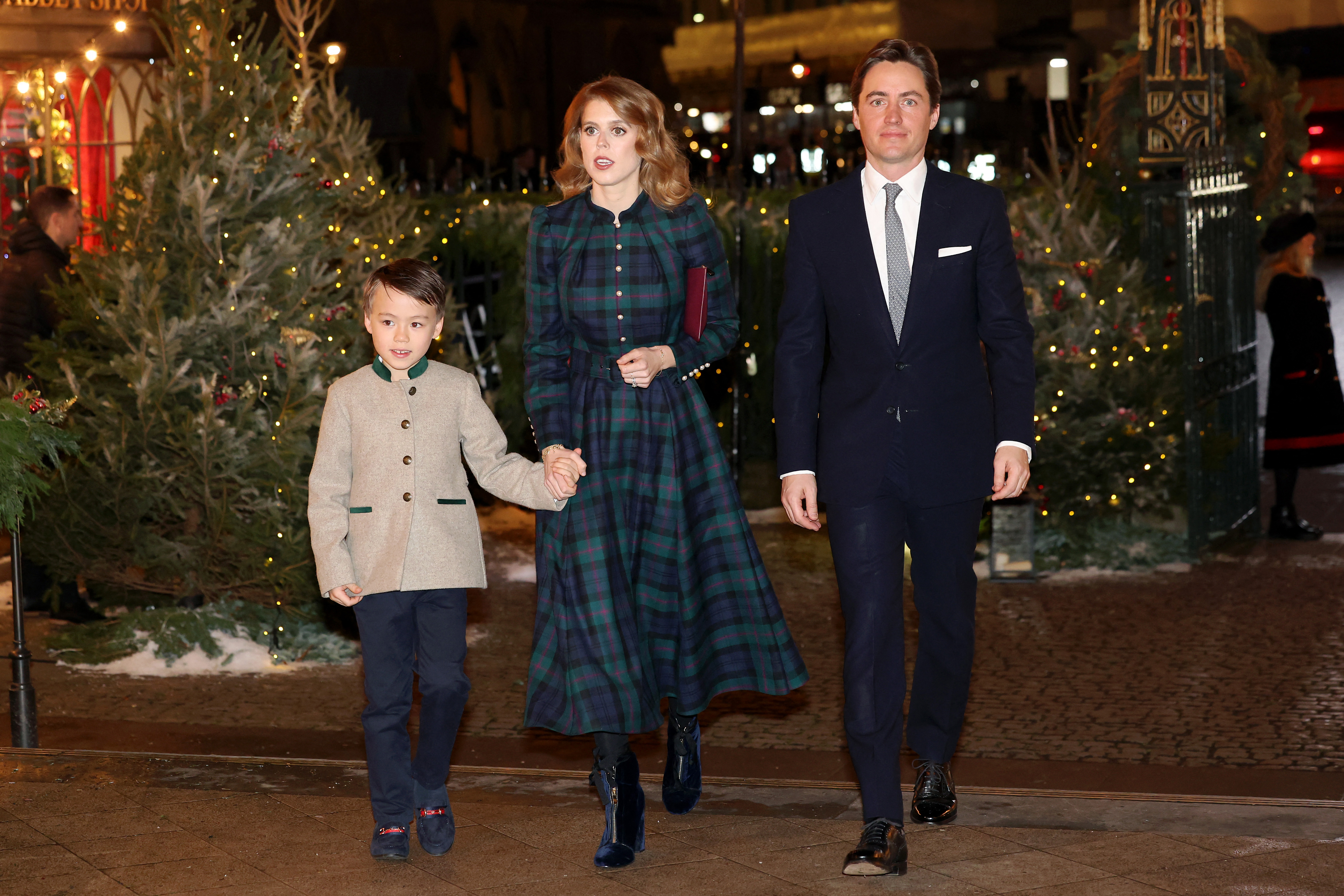 Christopher Woolf Mapelli Mozzi camina de la mano de la princesa Beatrice de York, acompañada de su marido, Edoardo Mapelli Mozzi, en el Servicio de Villancicos "Juntos en Navidad" en la Abadía de Westminster el 8 de diciembre de 2023, en Londres. | Foto: Getty Images
