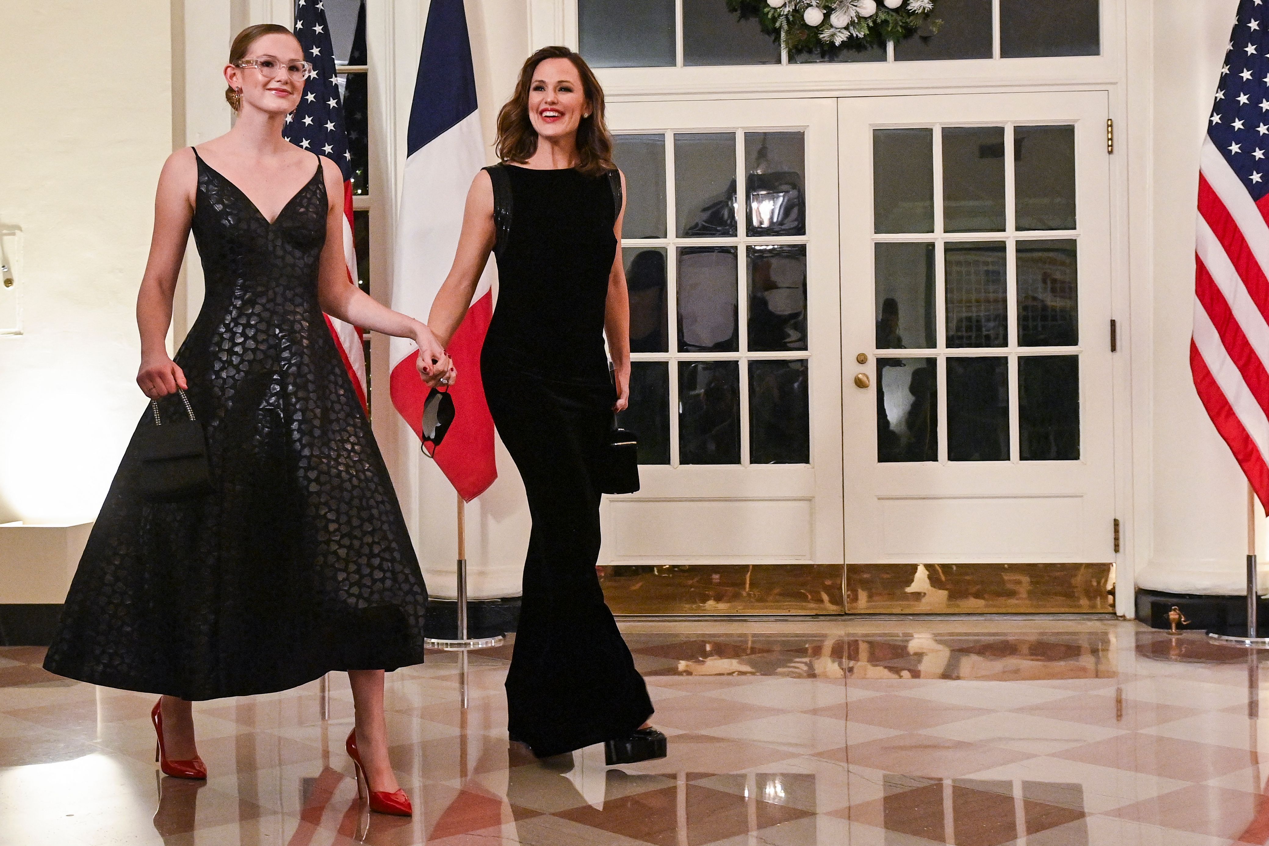 Jennifer Garner y su hija Violet Affleck en Washington, D.C., el 1 de diciembre de 2022 | Fuente: Getty Images