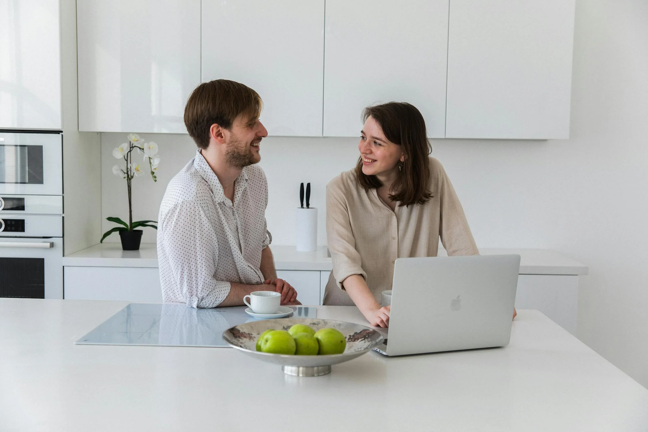 Una pareja desayunando por la mañana | Fuente: Pexels