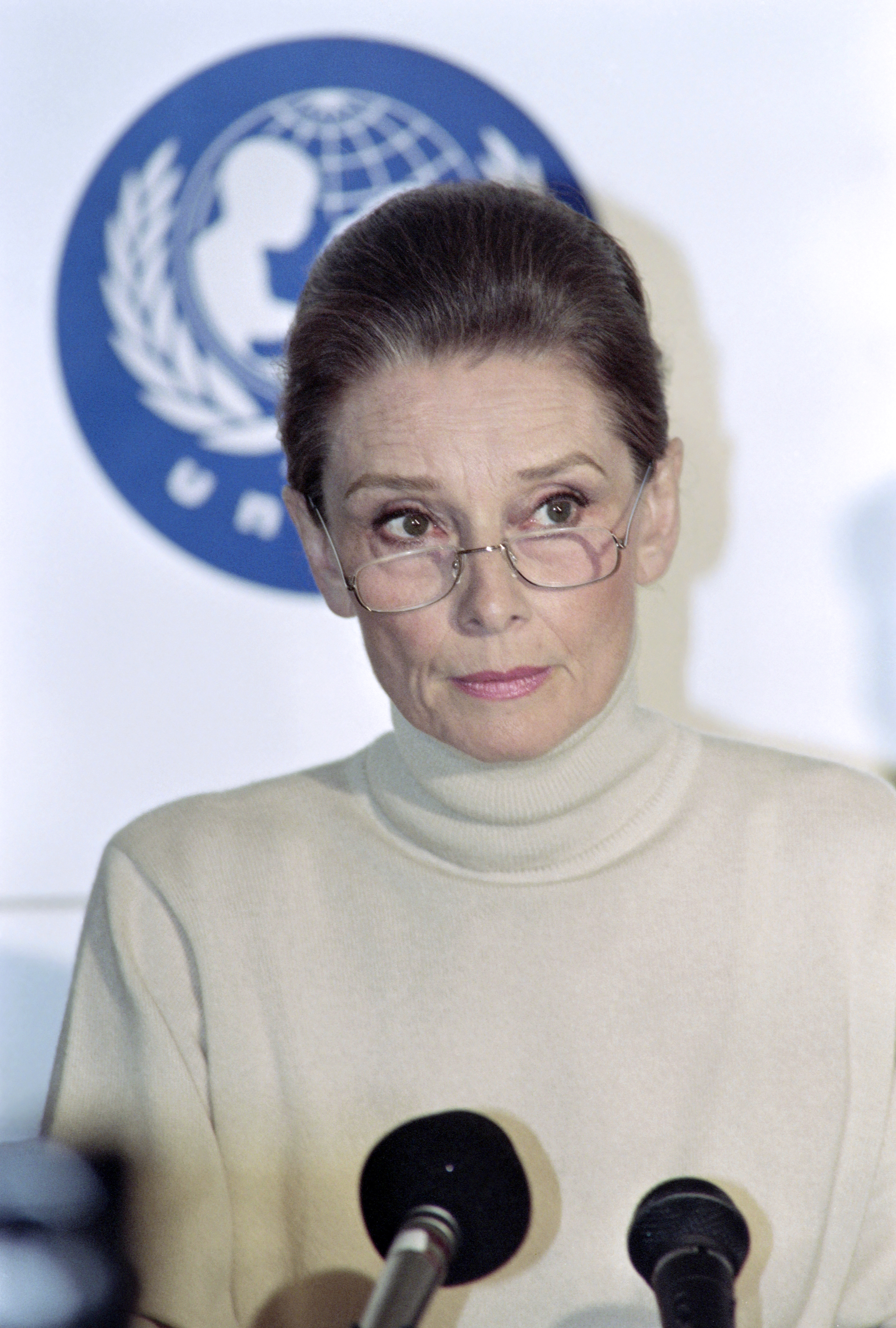 Audrey Hepburn da una rueda de prensa tras su regreso de Somalia en Londres el 29 de septiembre de 1992 | Fuente: Getty Images