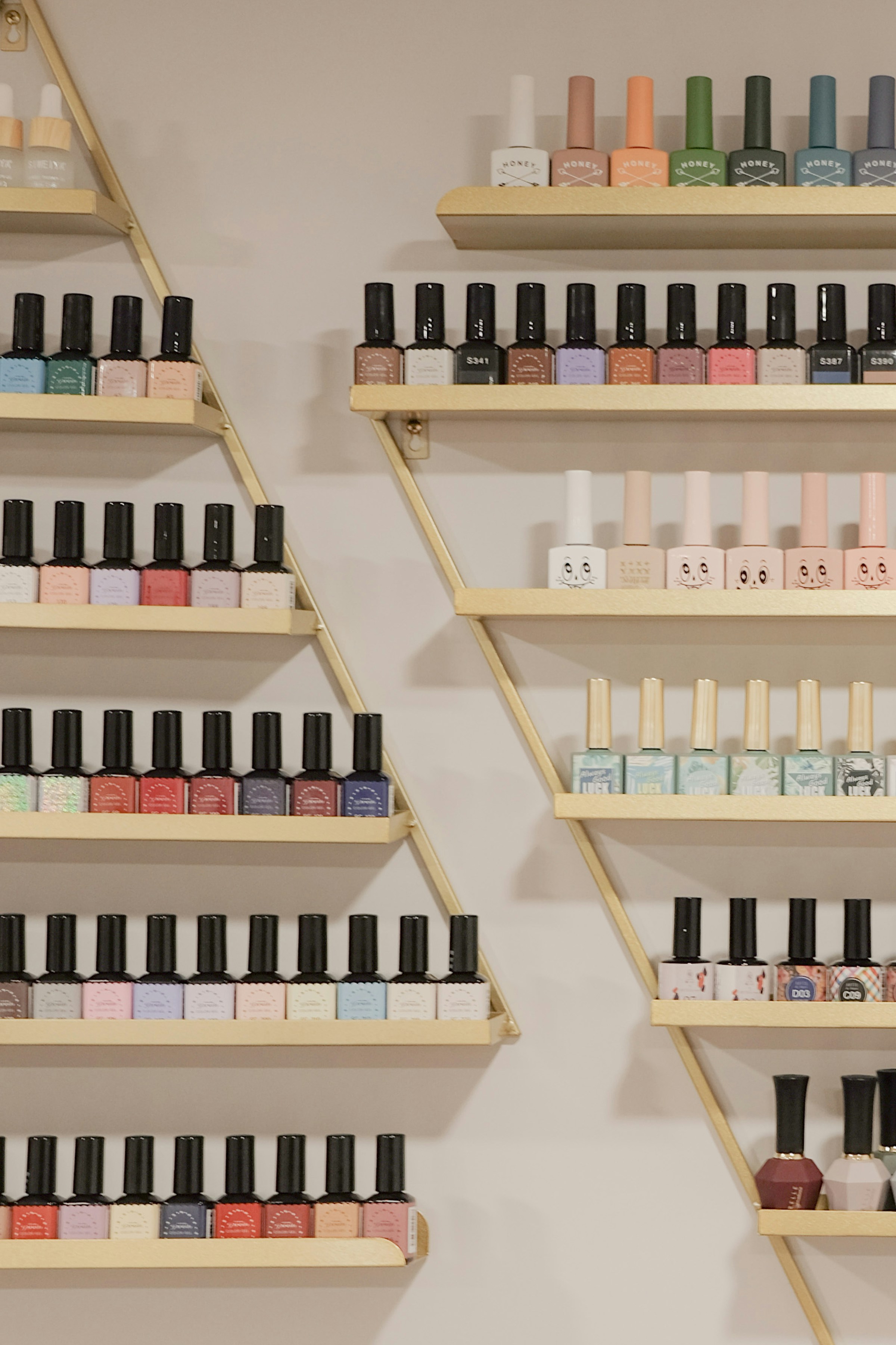 Diferentes colores de esmalte de uñas en estanterías | Foto: Unsplash