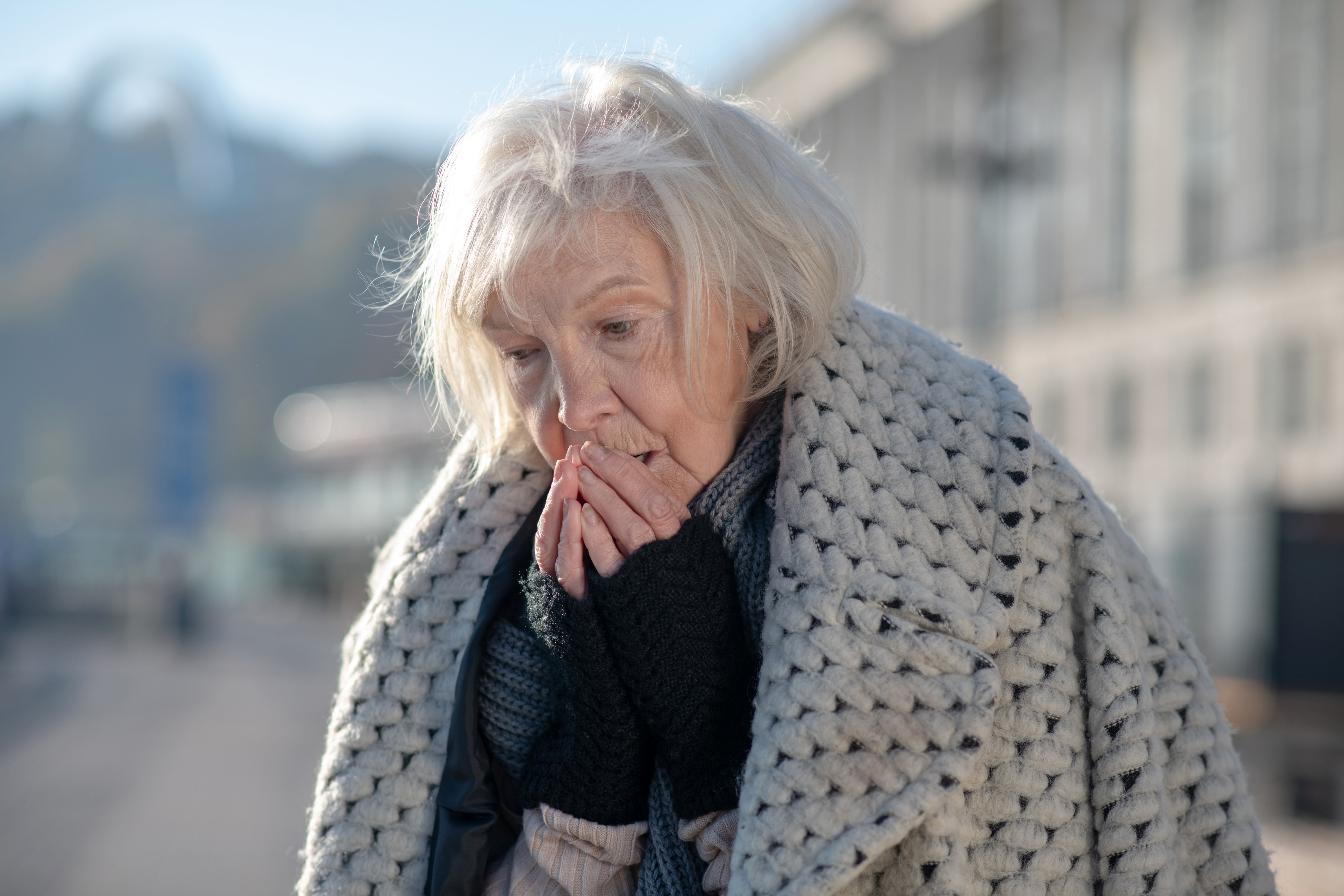 Mujer anciana sin hogar. | Foto: Shutterstock