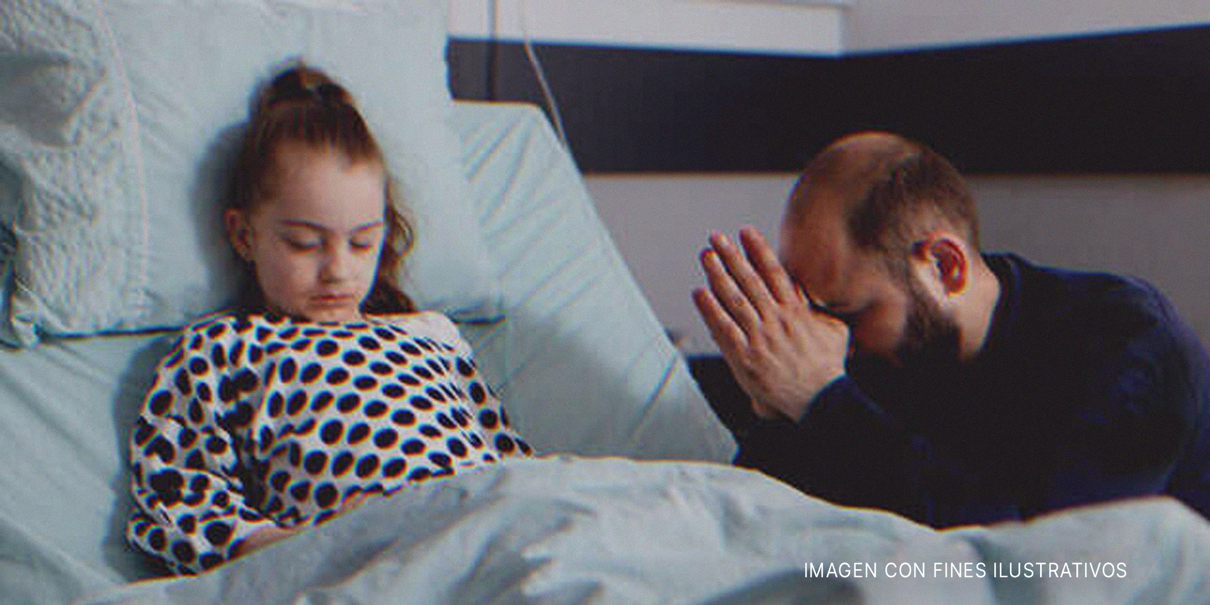 Una chica en la cama de un hospital y un hombre adulto rezando a su lado. | Foto: Shutterstock