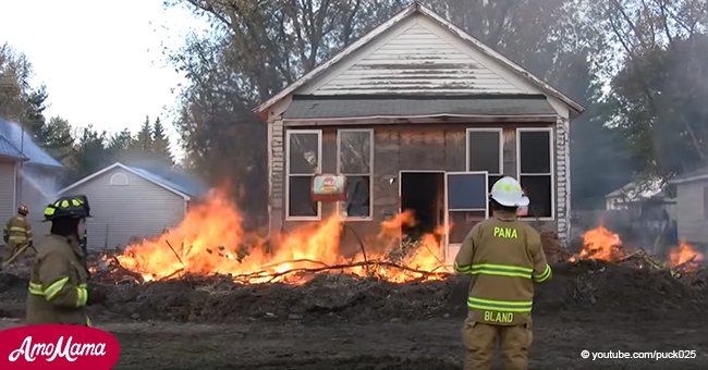 Bomberos dejan que casa se queme tras enterarse de la peligrosa plaga que la habita