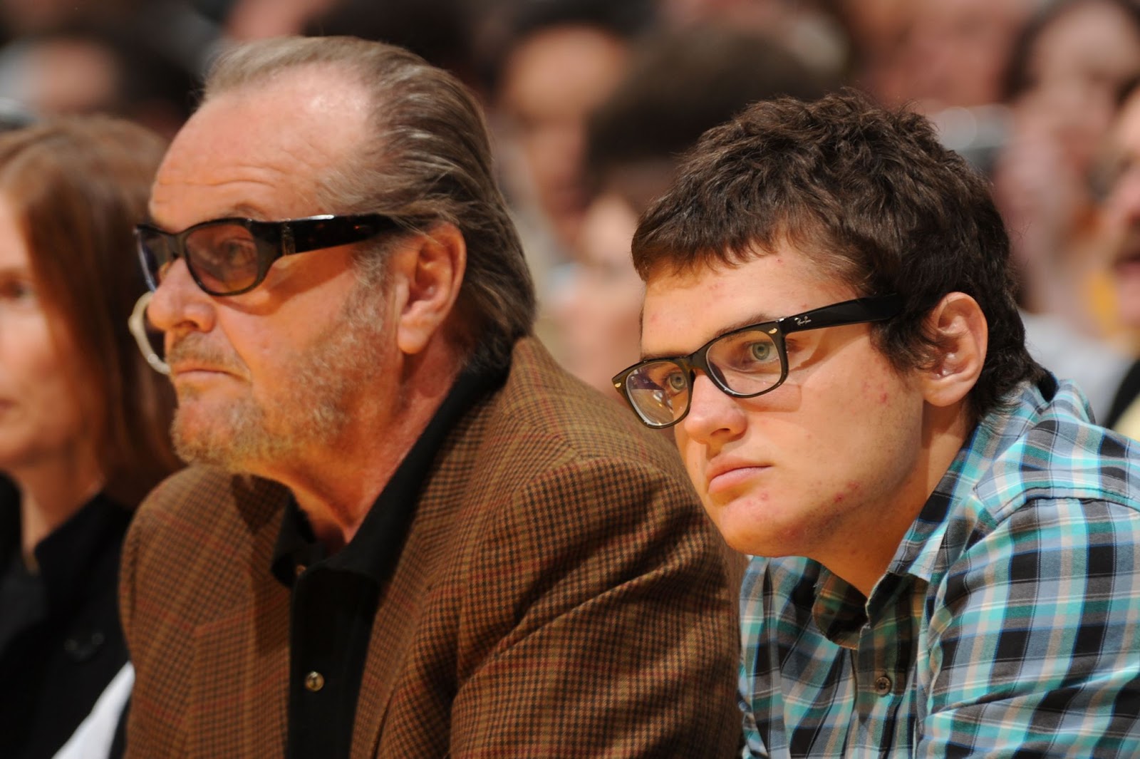 Ray Nicholson con su padre en un partido de la NBA en el Staples Center el 9 de noviembre de 2008, en Los Ángeles, California | Fuente: Getty Images