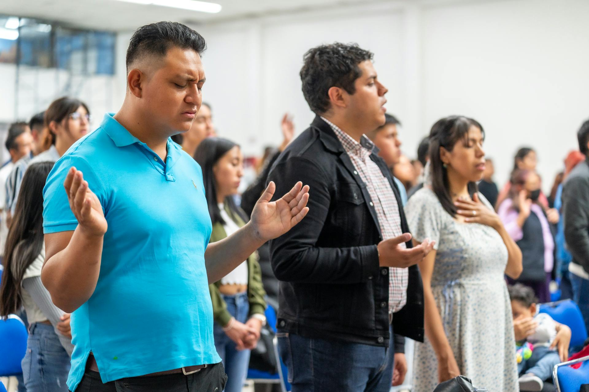Gente rezando en la iglesia | Fuente: Pexels