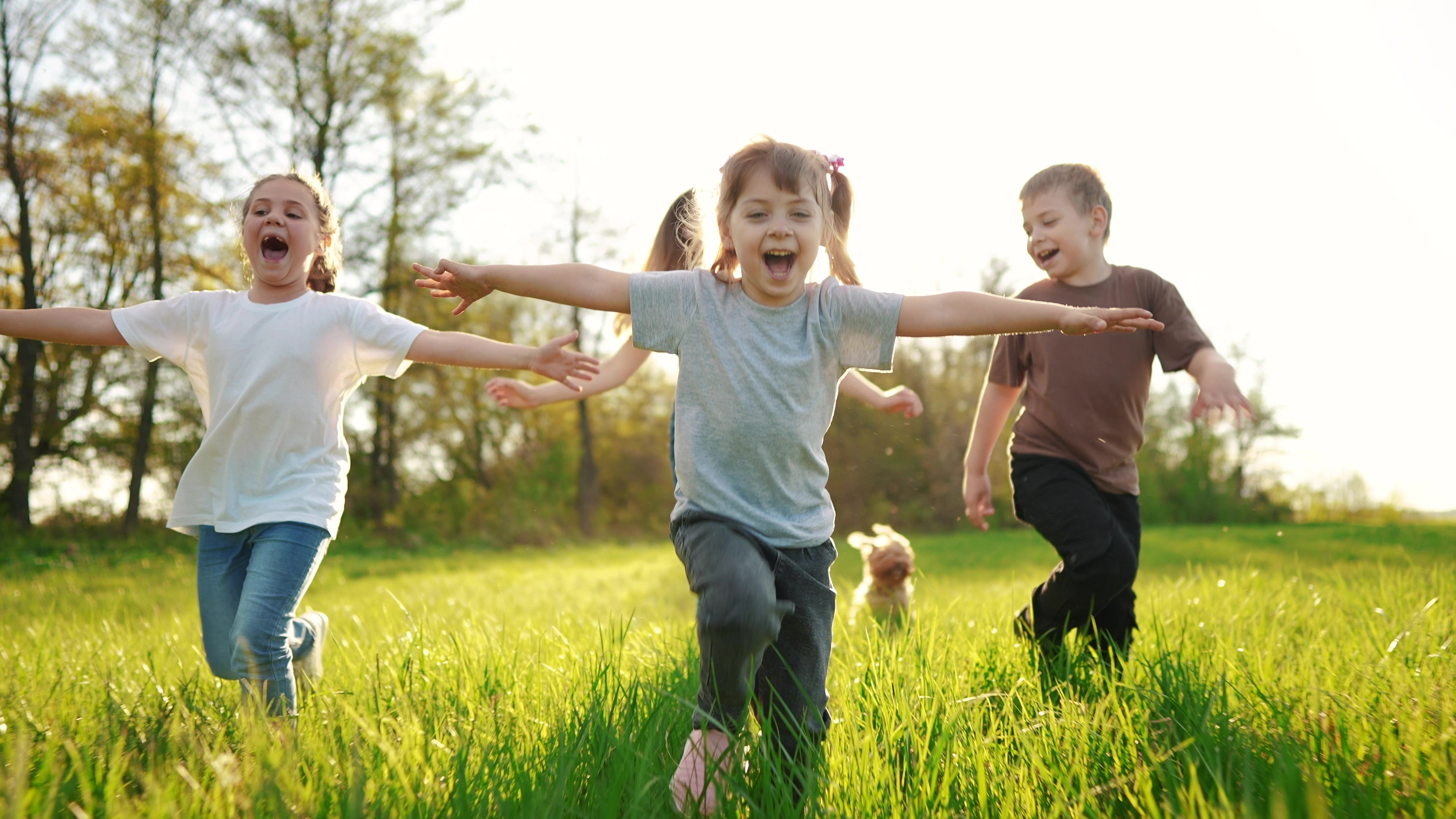 Un grupo de niños felices se divierten al aire libre. | Foto: Shutterstock