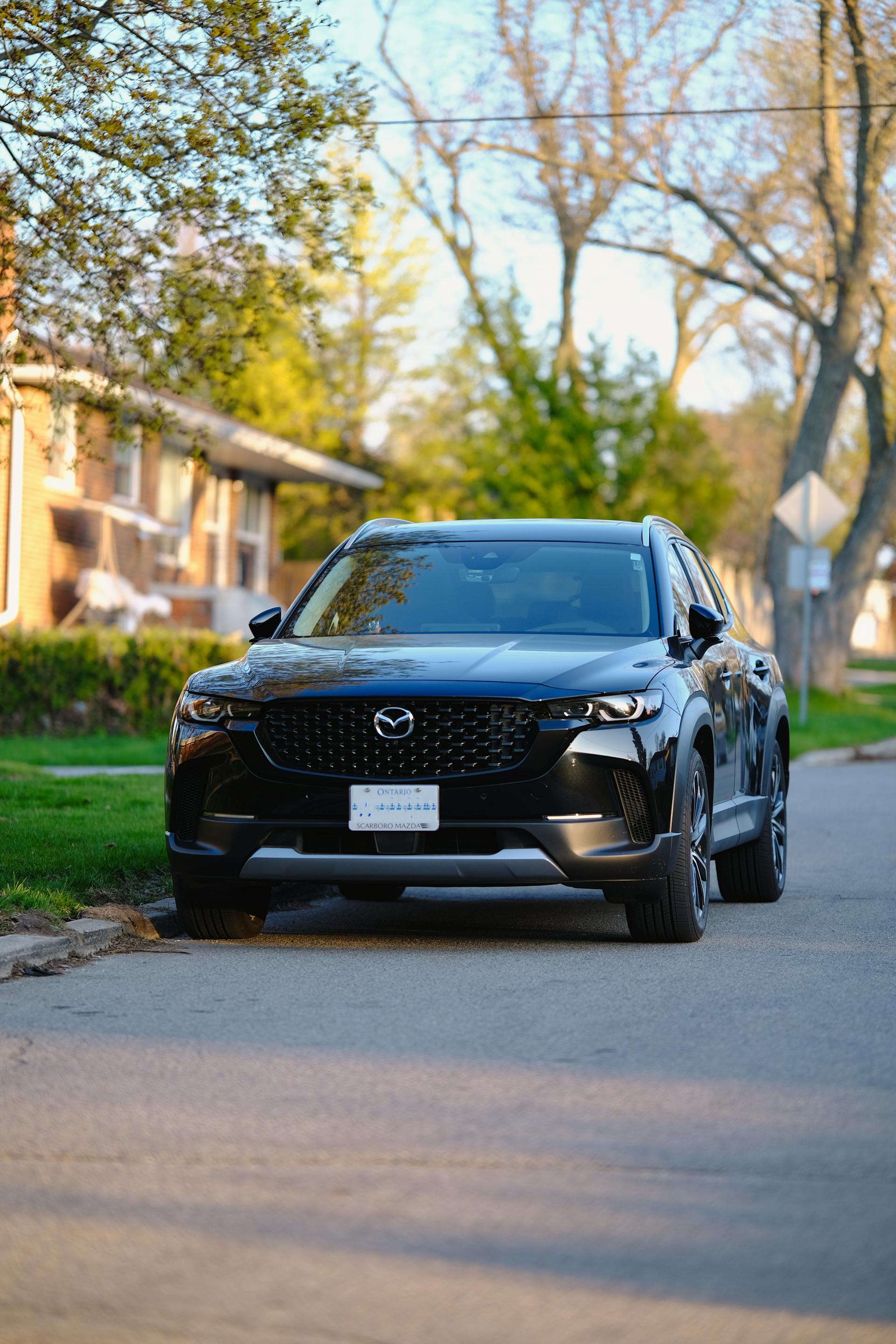 Un automóvil aparcado en una zona suburbana | Fuente: Pexels